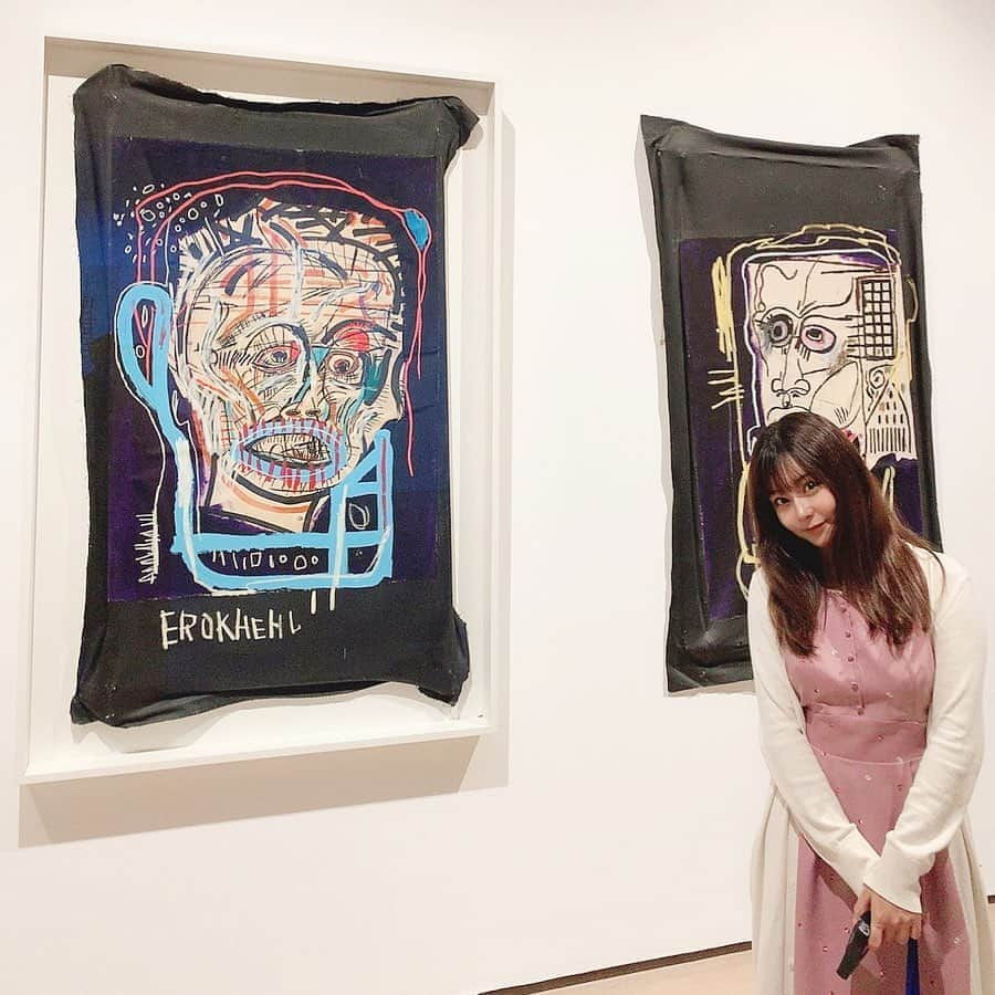 利咲さんのインスタグラム写真 - (利咲Instagram)「バスキア展。 オークション高値で買い取られる人気のアーティスト。 今回の展示タイトルのメイドインジャパンの通り、随所随所に日本について描かれていて面白かった。 アンディウォーホルともコラボしてたのですね。 それにしても享年27歳とは… 27クラブの一員なのですね。 ブラックピカソと表現されるようなブルックリン出身のハイチ系アメリカ人。 アート界でも珍しくある存在なんでしょうね。 弾けたイメージとストリート発祥の様子がNY感満載と感じた。  #バスキア展 #バスキア #バスキア展メイドインジャパン #森アーツセンターギャラリー #moriartmuseum #moriartscentergallery #森美術館 #六本木ヒルズ #アート #art #zozo #jeanmichelbasquiat #basquiat」10月13日 15時53分 - himeringo908