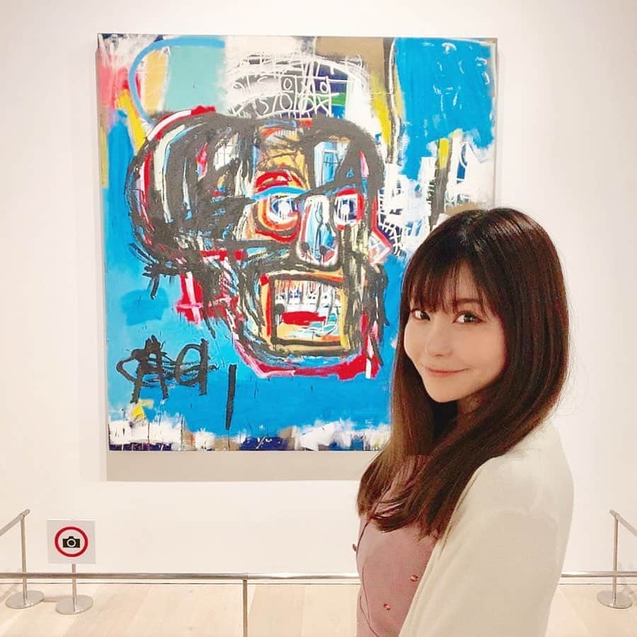 利咲のインスタグラム：「バスキア展。 オークション高値で買い取られる人気のアーティスト。 今回の展示タイトルのメイドインジャパンの通り、随所随所に日本について描かれていて面白かった。 アンディウォーホルともコラボしてたのですね。 それにしても享年27歳とは… 27クラブの一員なのですね。 ブラックピカソと表現されるようなブルックリン出身のハイチ系アメリカ人。 アート界でも珍しくある存在なんでしょうね。 弾けたイメージとストリート発祥の様子がNY感満載と感じた。  #バスキア展 #バスキア #バスキア展メイドインジャパン #森アーツセンターギャラリー #moriartmuseum #moriartscentergallery #森美術館 #六本木ヒルズ #アート #art #zozo #jeanmichelbasquiat #basquiat」