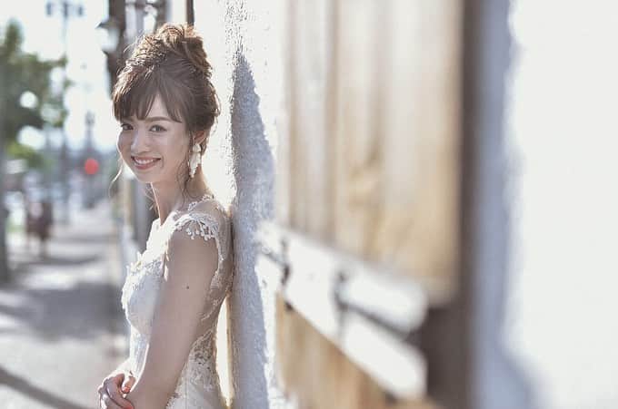のインスタグラム：「お団子ヘアにオシャレなロケーション すべておまかせ。自分では思い浮かばない🥺⠀ パーティーの後にhideさんcarで移動した3時間🌴⠀ センス溢れすぎなおふたり。⠀ hideさんmaiさんコンビ最強🤙🌺⠀ @hideohba @mai_makeupbygrace」
