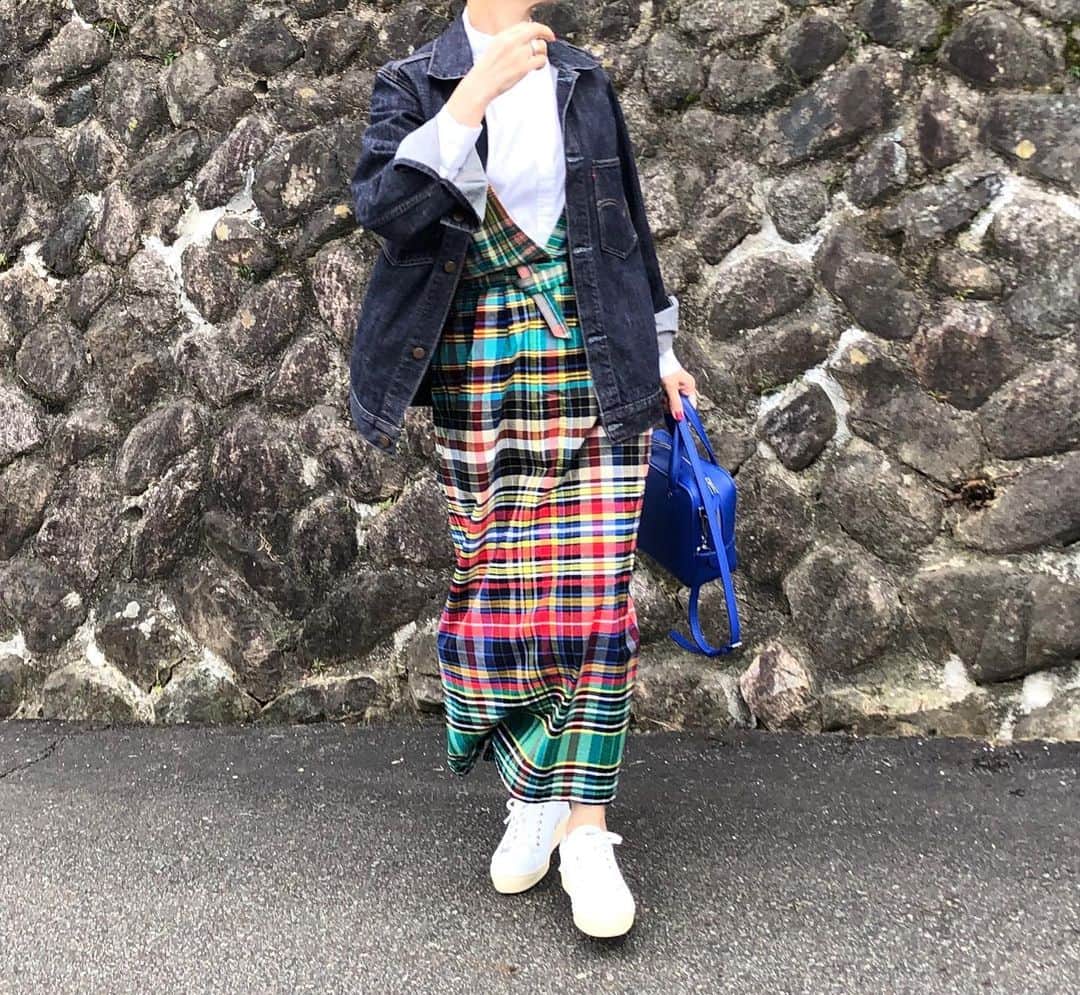 chikako0824のインスタグラム：「古着のGジャン。オーストラリアで買ったよと自慢してます。たぼっとした形と長さが着やすいです。今日はかなり涼しめ。やっと秋服が楽しめる季節です。  #drisvannoten  #levis  #balenciaga  #novesta  #ドリスヴァンノッテン  #リーバイス  #バレンシアガ  #ノベスタ」