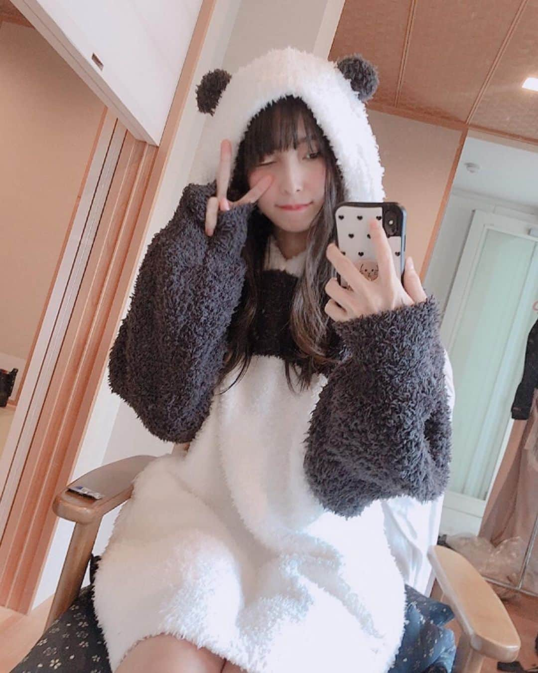 川崎あやさんのインスタグラム写真 - (川崎あやInstagram)「ファンの子が贈ってくれたパンダ🐼 嬉しいからいっぱい自撮りした🤳  #あやぱんだ」10月13日 15時56分 - kawasaki__aya