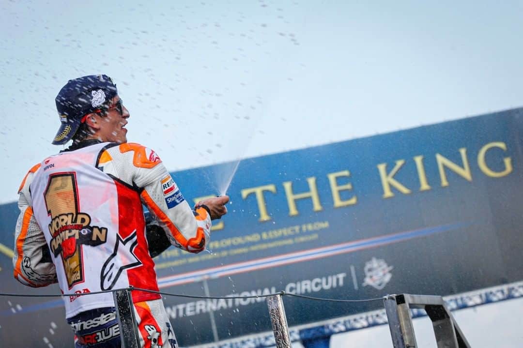 MotoGPさんのインスタグラム写真 - (MotoGPInstagram)「A week ago at the #ThaiGP 🇹🇭 ... a King was crowned 👑 // #8ball 🎱 #MotoGP #Motorcycle #Racing #Motorsport #MM93」10月13日 16時00分 - motogp