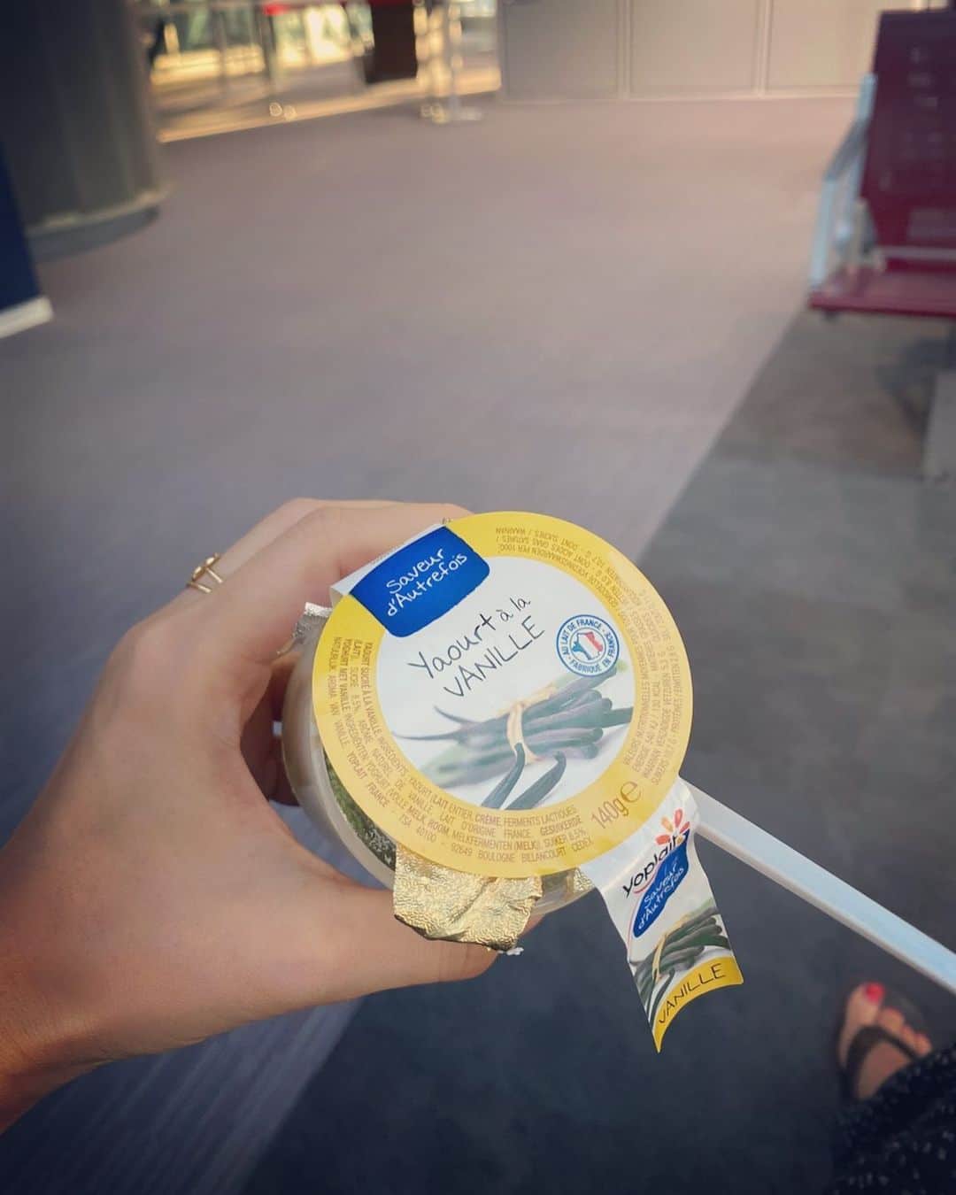 白澤貴子さんのインスタグラム写真 - (白澤貴子Instagram)「My favorite one😋  この子見ると絶対買っちゃう♡  チーズ食べてるみたいに濃厚で美味しい♪  ボルディエやビオのヨーグルトも大好きだけど、これはこれの良さがある✨  日本でもこれくらい濃厚なヨーグルト、たくさん出してほしいな…  #白澤とパリ」10月13日 16時12分 - takakoshirasawa