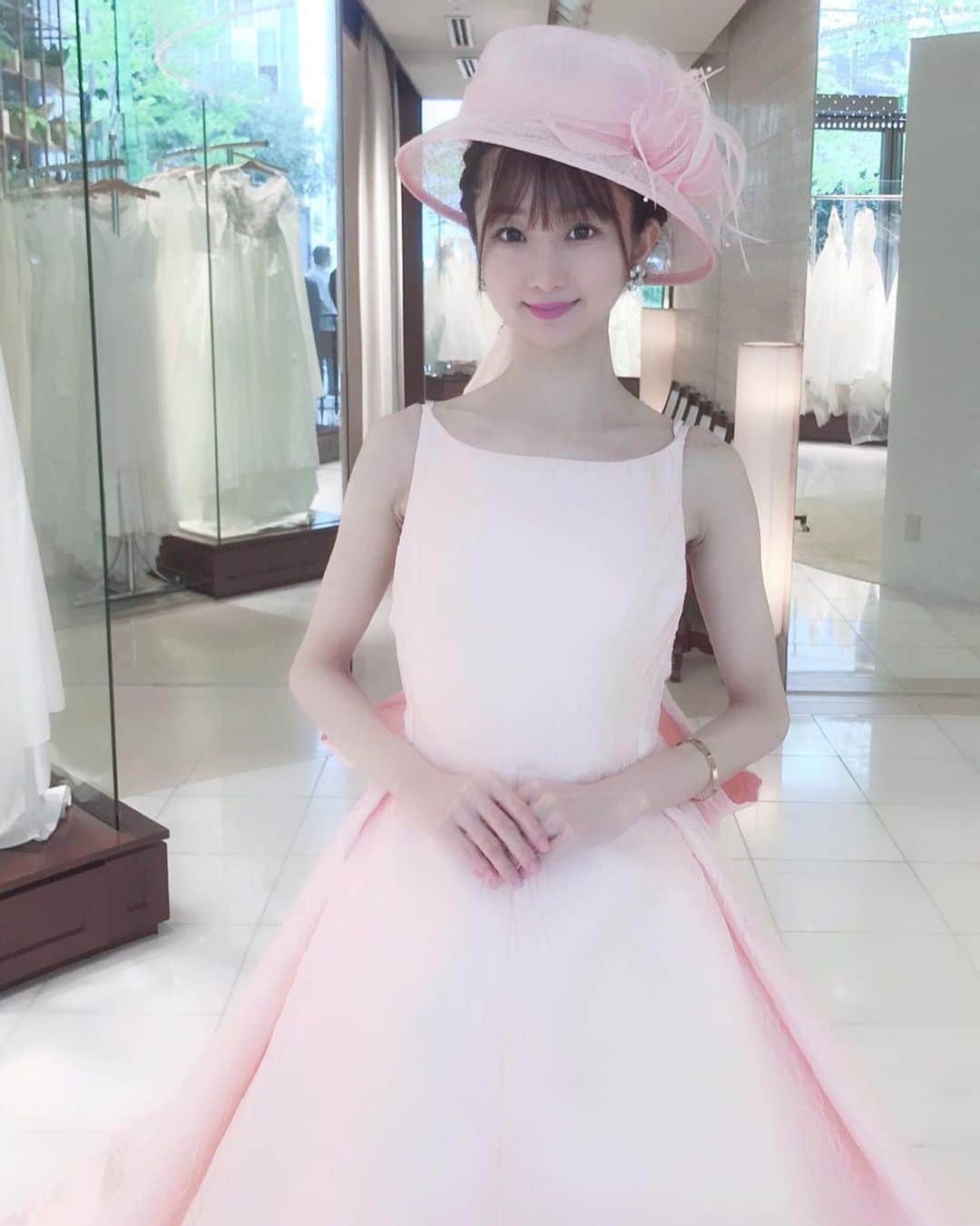 奈々子のインスタグラム：「前回アップしたドレスの、正面(*^_^*) 合わせてもらったお帽子が可愛くてテンション上がりました~♡♡♡ お帽子もドレスも @b.dresser_wedding でご試着できます^_−☆ . . #ブライダルモデル #撮影 #フィッティング #ビードレッセ #ビードレッセ名古屋 #ドレス試着 #プレ花嫁 風 #ヘッドアクセ #ピンクドレス #bridal #nagoya . . そして未だにプレ花嫁と勘違いした知人から連絡が来ます…。（≧∇≦）笑 ドレスの効果って偉大♡笑」