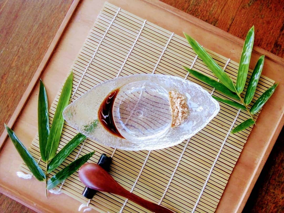 のインスタグラム：「To get a good picture, sometimes you need to look an object from different angle then shot.. It is same as you look at your life's problem. Don't stuck in one angle. So, if you feel hot today, stop to complain to the weather.. One you need is come to TOIRO and enjoy our 'Rain Drop' with a glass of Sencha Ice.. Happy SunDay all.. Made your day! #weekend #raindrops #hotweather #icecream #toiro_wagashi」