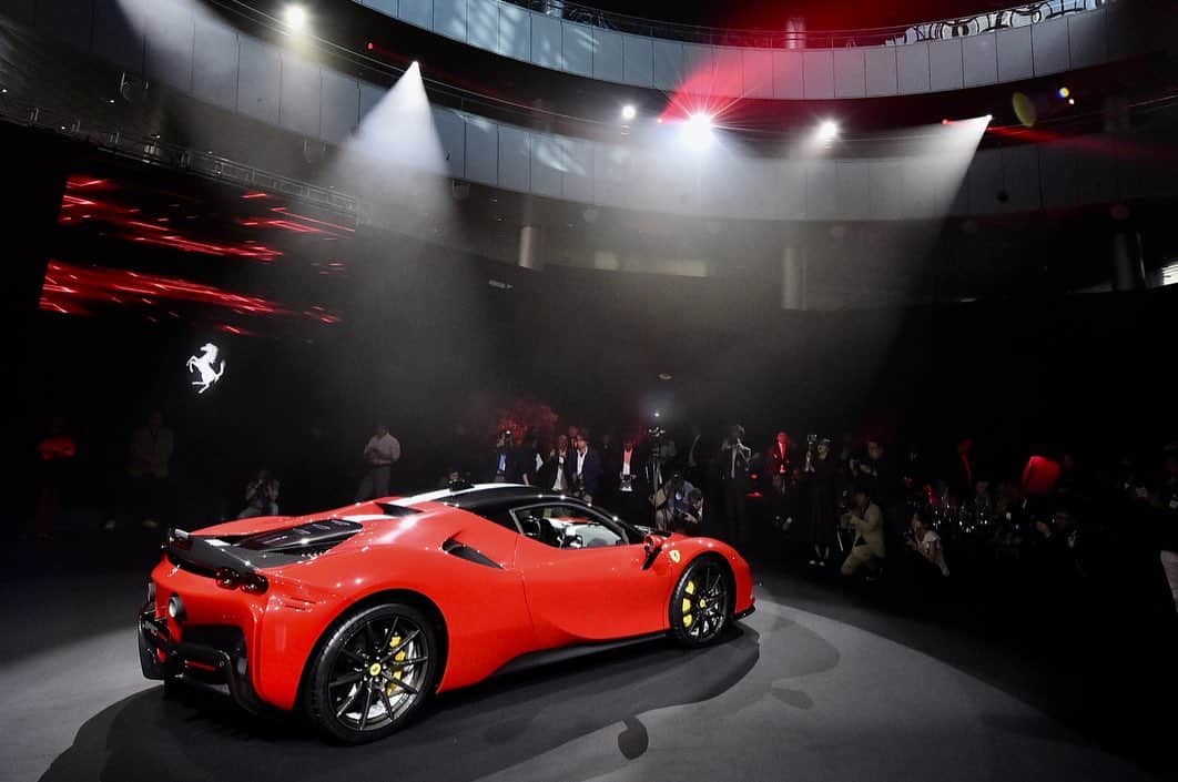 Ferrari Japanさんのインスタグラム写真 - (Ferrari JapanInstagram)「興奮に満ちた週末、フェラーリの新型 #FerrariSF90Stradale のジャパン・プレミアムにて。スクーデリア・フェラーリ @scuderiaferrari からチームの幸運を願ってシャルル・ルクレール氏 @charles_leclerc に飾り皿の贈り物を。 . #Ferrari #SF90Stradale #SuperCar #DreamCar #Tokyo #Japan #CharlesLeclerc #HybridCar #HybridCars #フェラーリ #ハイブリッドカー」10月13日 16時18分 - ferrarijpn