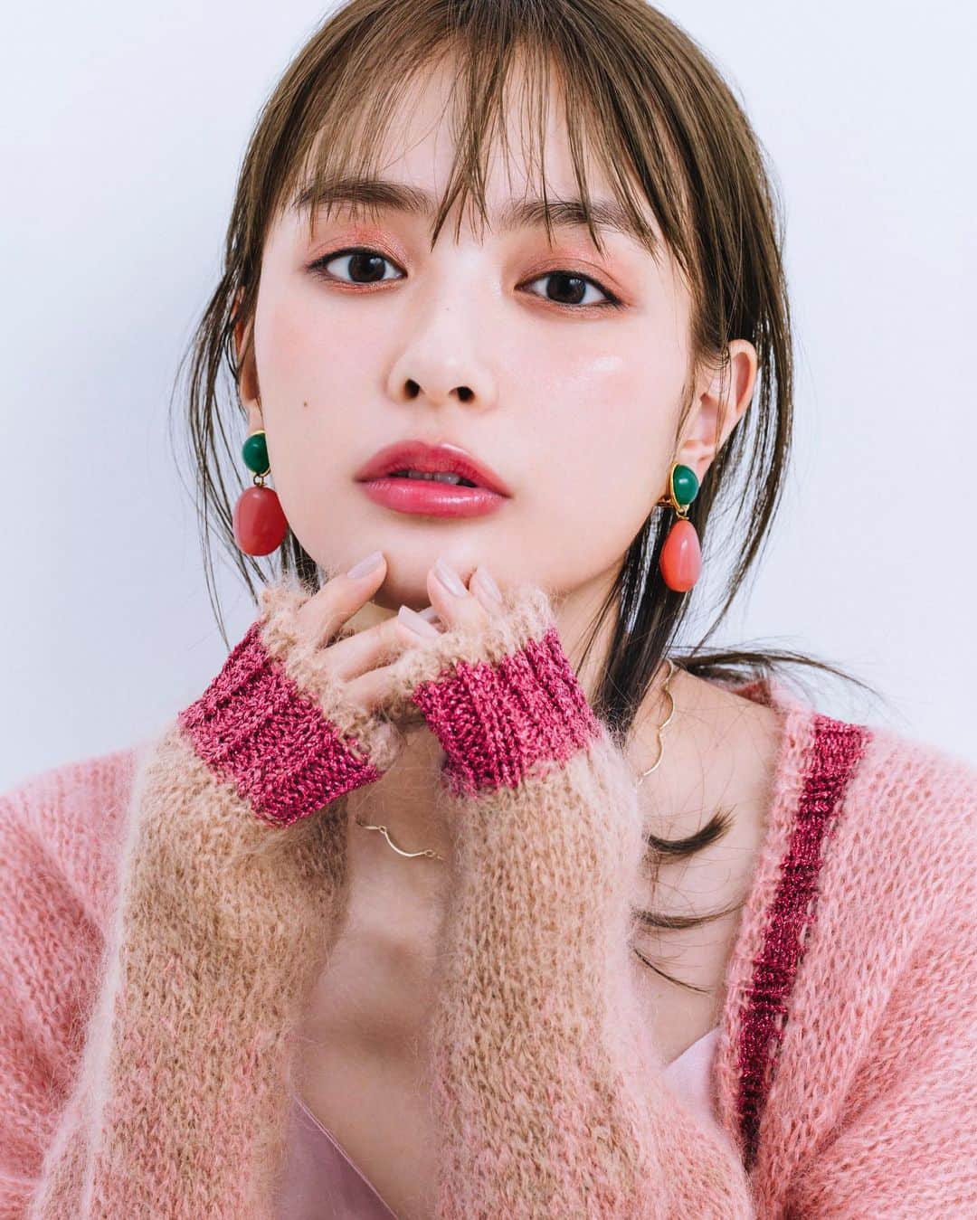 高橋有紀のインスタグラム：「アッププラス11月号のクリスマスコフレのヘアメイク担当させてもらいました❤︎めーーちゃくちゃかわいい理央ちゃん @rio_uchida が4パターン見れるので見てください💓 📷 @tougeyuzo  好きなブランドさんのアイテムを使ってます！あーかわいいーー #osakana_yuki  #hairmake #内田理央」