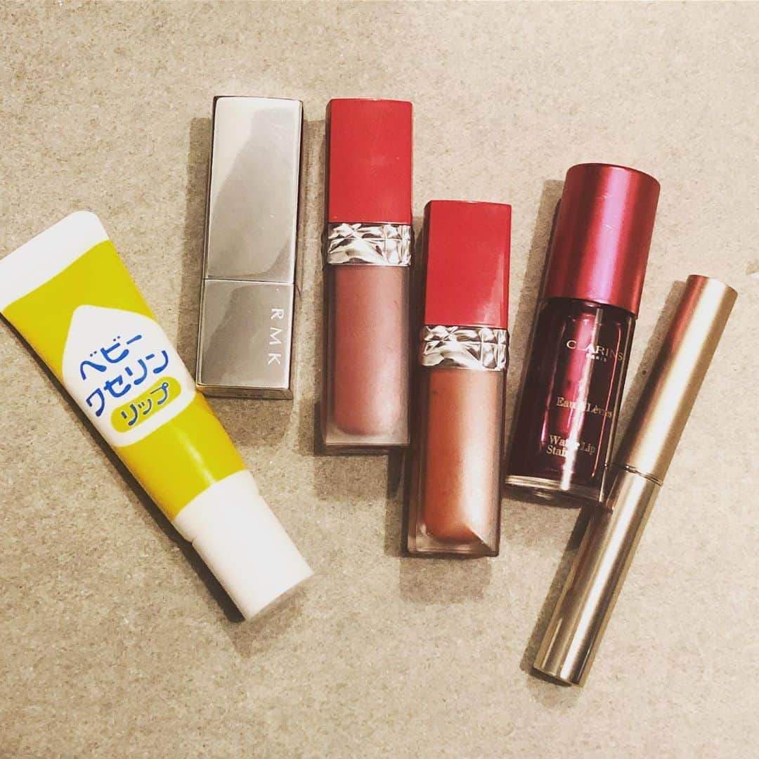 ひうらさとるのインスタグラム：「今期いただいたり、買ったりしたリップ類。 ベビーワセリンは本当にワセリンのみなのでどこにでもぬれて旅に便利！ RMKは明るめ軽めのサーモンピンク、飲み会落ちないリップのDIORウルトラリキッドは786馴染みよしローズと707今年っぽいレッドオレンジ。クラランスのウォーターリップは春に買ったんだけど、最近真ん中だけ濃い目にするのに使ってる。Operaのはレッドベージュでぷっくりするやつ。 あとはモーブピンクとかブラウンが足りないよね…うん。 #ベビーワセリンリップ  #rmkコンフォートブライトリッチ #ディオールウルトラリキッド  #クラランスウォーターリップティント  #オペラシアーリップカラー」