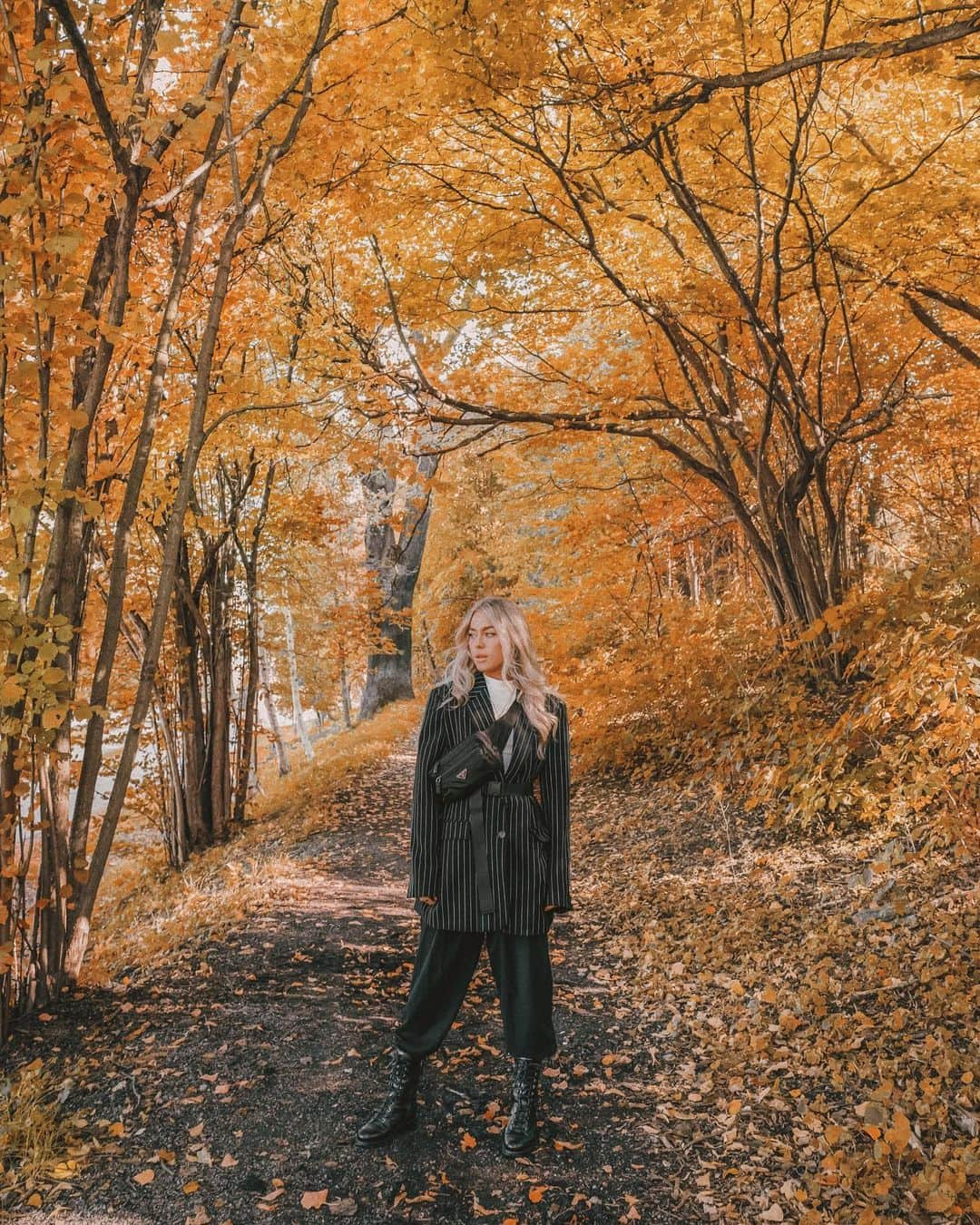 アンジェリカ・ブリックさんのインスタグラム写真 - (アンジェリカ・ブリックInstagram)「Autumn is here and I wish it was a little bit longer than it always is.. there is something magical about the bright yellow/red leaves 🍁🍂」10月13日 17時12分 - angelicablick