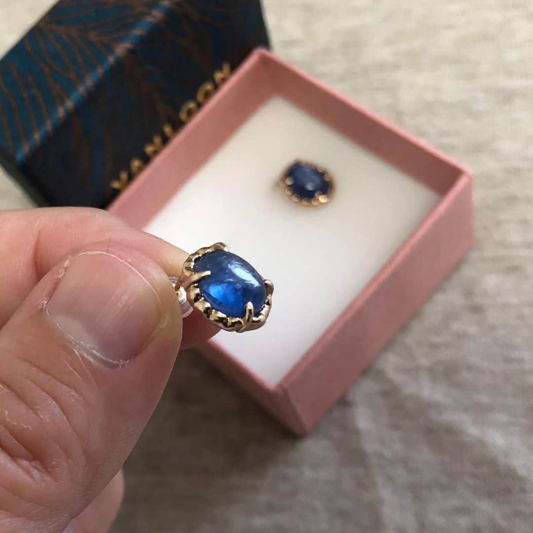 興梠友理さんのインスタグラム写真 - (興梠友理Instagram)「【VANLOON】CADRE - カイヤナイトのピアス ・ 増税前を理由に買っちゃったwww ・ 額縁のような綺麗な装飾のゴールドに囲まれた、これまた吸い込まれそうな青い天然石😍 ・ 届いた実物の方がもっと綺麗で大満足✨ ・ 基本的に服装がシンプルだから、ちょっとゴージャスなピアスをするのがマイブーム☺️ ・ @minikinjewelry  @vanloonjewelry  #minikin #minikin_jewelry #ミニキン #VANLOON #vanloonjewelry #天然石アクセサリー  #kyanite #カイヤナイト」10月13日 17時11分 - yuri_rogi