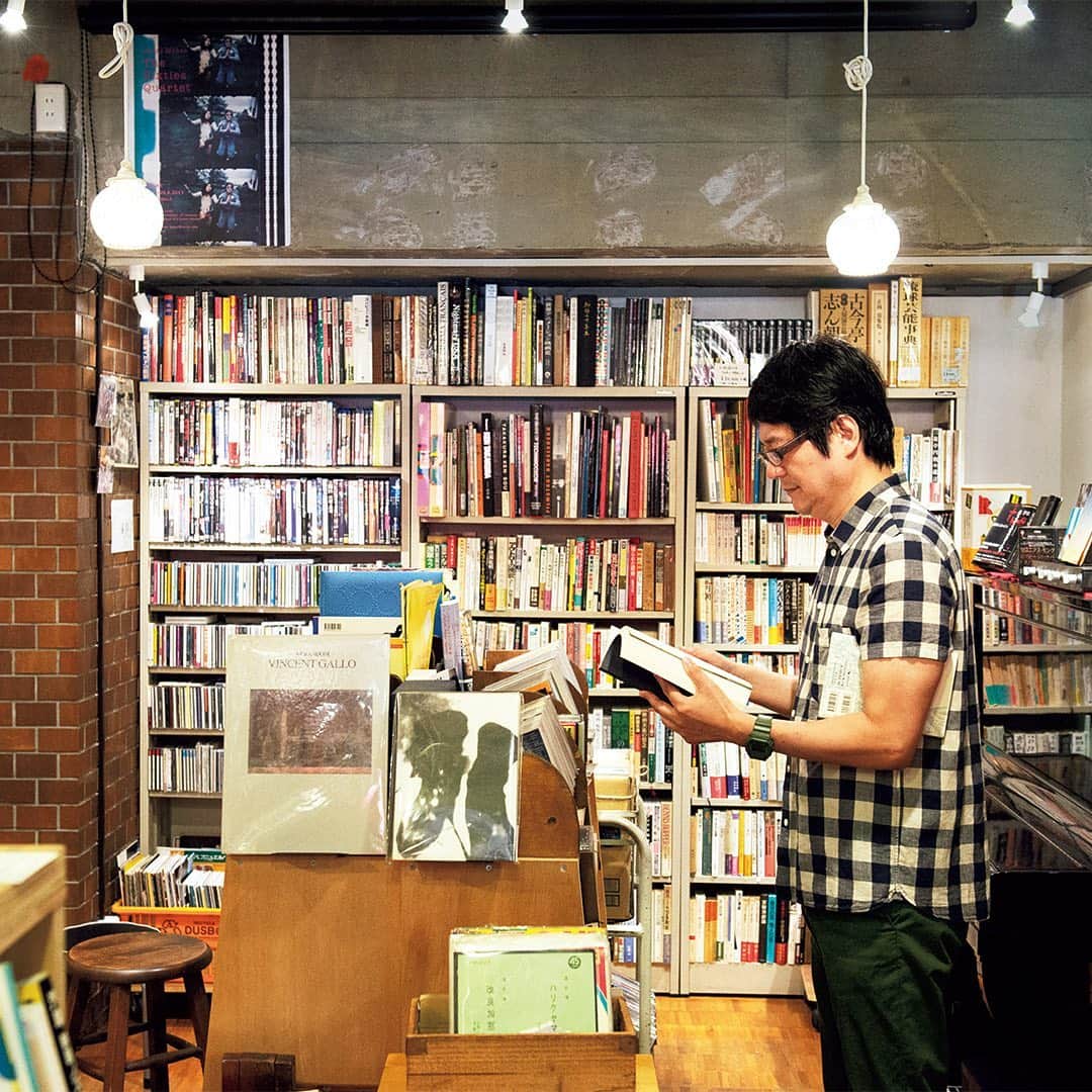 ブルータスさんのインスタグラム写真 - (ブルータスInstagram)「【本屋好き★10月15日発売】本好きが目指す本屋へ。歌人・穂村弘さん、作家・滝口悠生さん、漫画家・渋谷直角さんが本屋密集エリアをパトロール。また、編集者岡本仁さんによる、高松、新潟、盛岡の本屋をめぐる旅も！  #本屋 #古本屋 #本屋さん #本屋好き #本屋巡り #books #本 #書店 #本のある空間 #読書 #book #穂村弘 #渋谷直角」10月13日 17時13分 - brutusmag