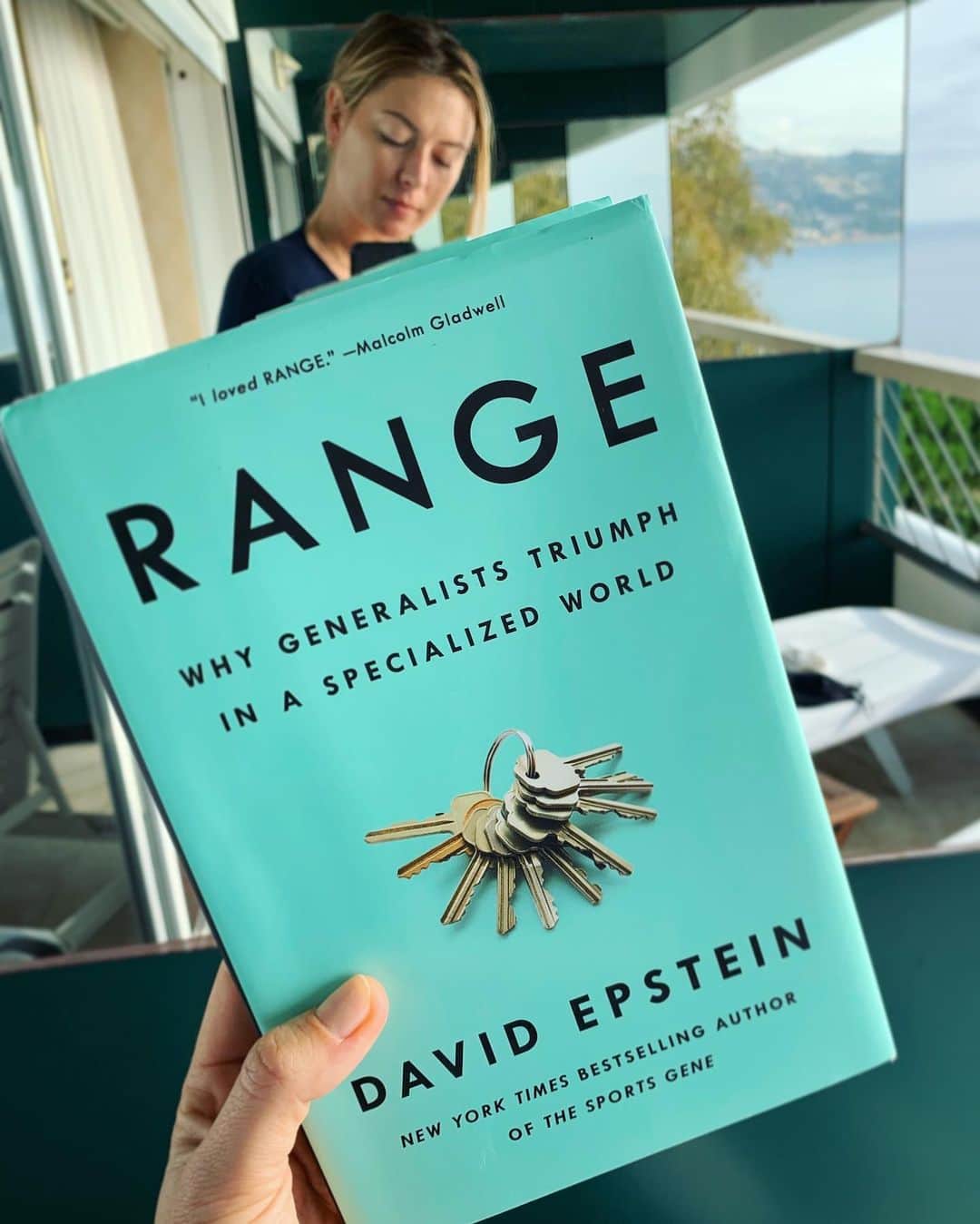 マリア・シャラポワのインスタグラム：「It’s rare that my day off falls on a Sunday but when it does...it’s magic💫. Makes me feel a bit more normal, you know? 🤓I brought three books on this trip( which might have contributed to the 74lbs 🧳 ), one of which challenges the theory of single, narrow and repetitive paths to success. Range by David Epstein. It’s an interesting perspective, and certainly not the journey I lead from an early age BUT wouldn’t books be boring if the pages were filled with everything we know? 🤷🏼‍♀️ #bookclub」