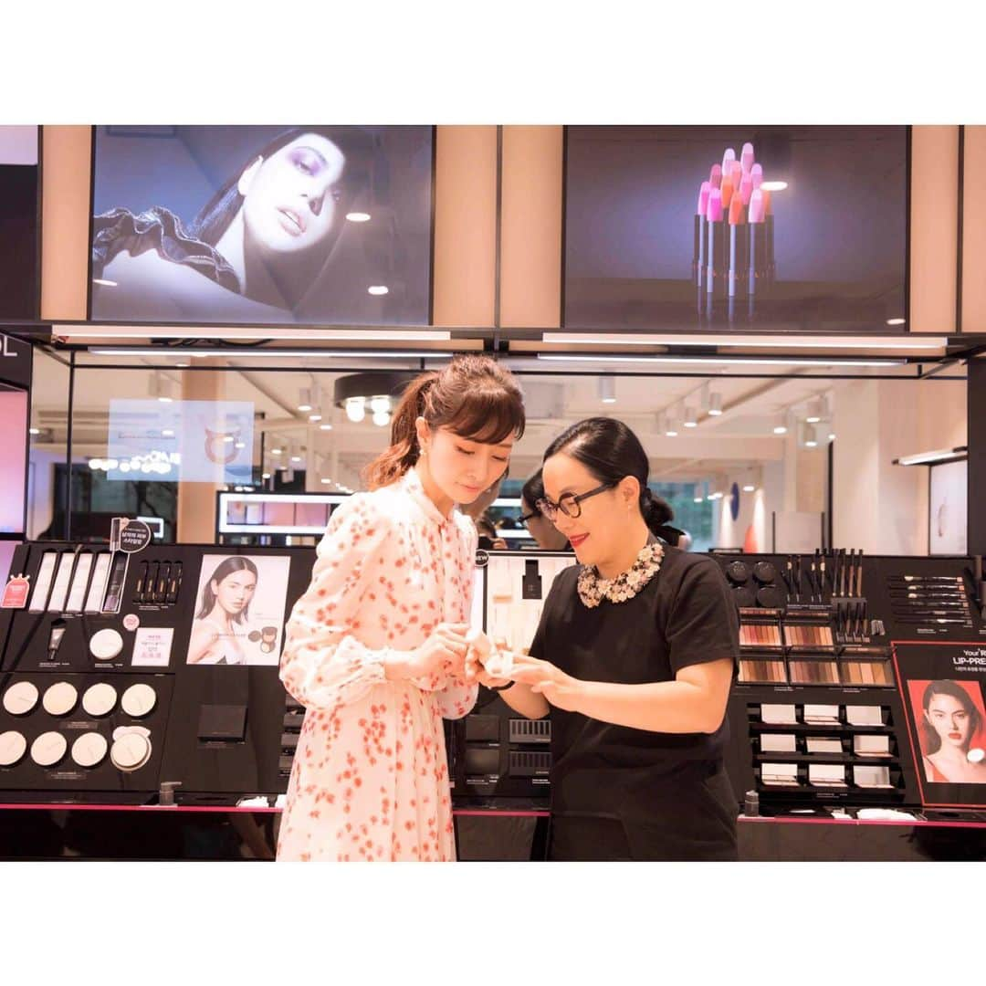 石井美保さんのインスタグラム写真 - (石井美保Instagram)「ジョンセンムル　@jsmbeauty_ のメイクアップ品に心惹かれて私は渡韓の度に毎回お店に足を運んでいましたが、それは作り手のジョンセンムルさんの魅力に引き寄せられたんだなと感じた取材。 何故か対談の中で、突然私は涙が止まらなくなり、決して悲しいお話をしていたわけでもないのに、心が開いた瞬間がありました。全てを愛で包むような考え方もお人柄も、本当に素敵でした。チームkokodeのみんなと、コーディネーターのジャキョンさん、ありがとうございました。 新しくなったkokode beautyで対談を掲載しています。私のストーリーから飛べますので、是非読んで下さいね。」10月13日 17時19分 - miho_ishii