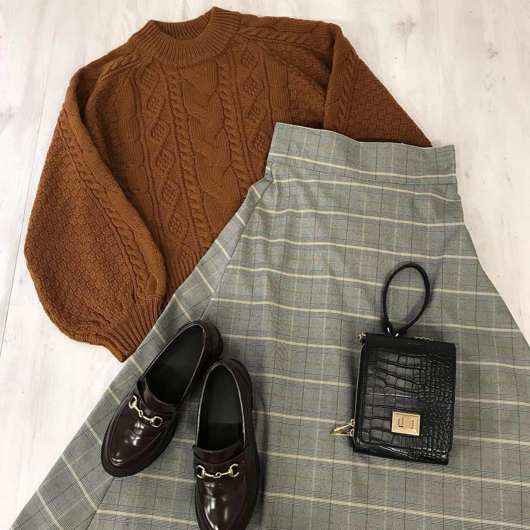 INGNI STOREさんのインスタグラム写真 - (INGNI STOREInstagram)「． 【 ケーブルモックネック🍂 】﻿ ﻿ ﻿ ﻿ ﻿ ﻿ ﻿ ﻿ ﻿ ﻿ ❤︎ 5Gケーブルモックネックニット﻿ ▫️#982227﻿ ⬜️¥1,990﻿ ⬜️5色展開﻿ ﻿ ﻿  もっちり柔らかな肉厚な素材で暖かさも着心地も抜群なケーブルニット✨﻿ ﻿ ﻿ フェミニンな色使いとボリュームスリーブデザインが女性らしい雰囲気の1枚になります🎶💭﻿ ﻿  何にでも合うデザインなので﻿ 秋冬のマストアイテム間違いなし○💗﻿ ﻿  #ingni ﻿ #トップス#シンプル#大人コーデ#大人カジュアル#置き画 #置き画くら部#置き画倶楽部#トレンド#可愛い#お洒落#プチプラ#ootd #きょこ #お洒落さんと繋がりたい#aw#ガーリー#カジュアル#いいね#instagood#かわいい#ニット#シミラールック#チェック#fashion#秋﻿」10月13日 17時30分 - ingnistore