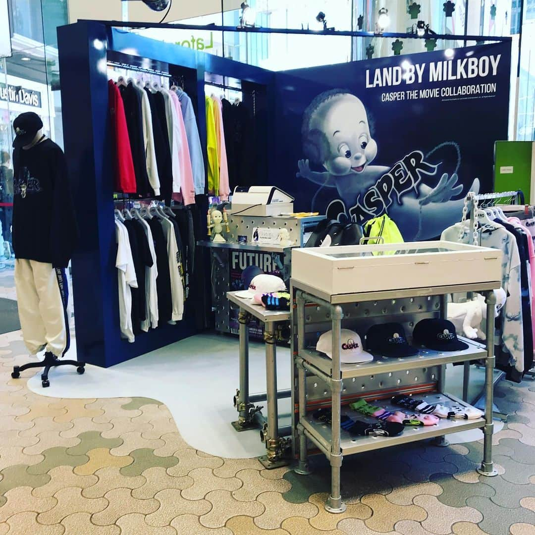 Laforet HARAJUKUさんのインスタグラム写真 - (Laforet HARAJUKUInstagram)「期間限定ショップ 10.12-10.22 / 1F ENTRANCE SPACE LAND by MILKBOY . 映画版『CASPER』との最強コラボレート・コレクションを世界先行発売。今回のコラボのために描き起こしたアートワークを中心に展開しつつ、ストリート色の濃い見応えのあるコレクションは映画ファンならずとも必見。 . #landbymilkboy #milkboy #casper #casperthemovie #ランドバイミルクボーイ #ミルクボーイ #キャスパー #laforet #harajuku #laforetharajuku #ラフォーレ #原宿 #ラフォーレ原宿 #popupshop #期間限定」10月13日 17時22分 - laforet_h