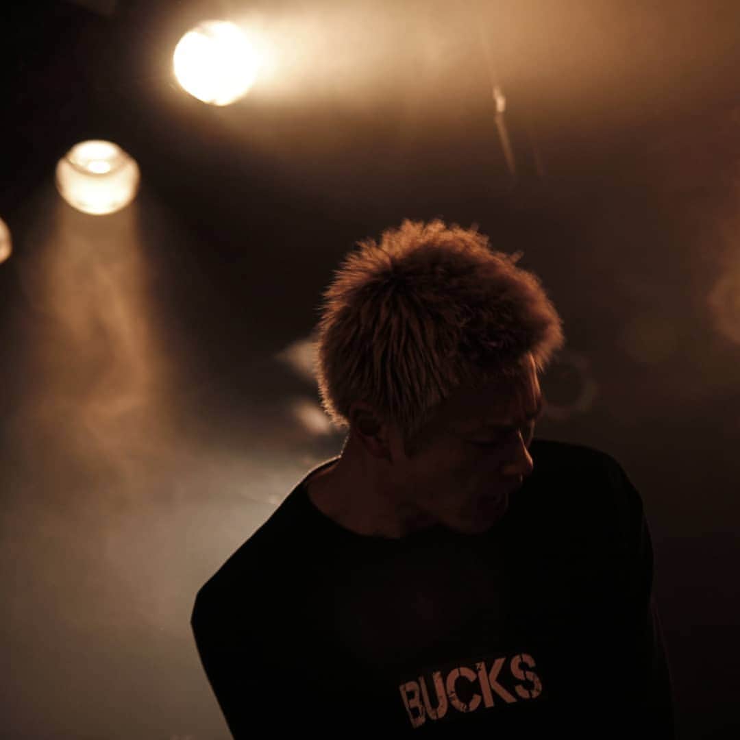 塩田康平のインスタグラム：「またライブ出来ますように！！ #livephoto #塩田康平 #ばっくす #bucksロンt」