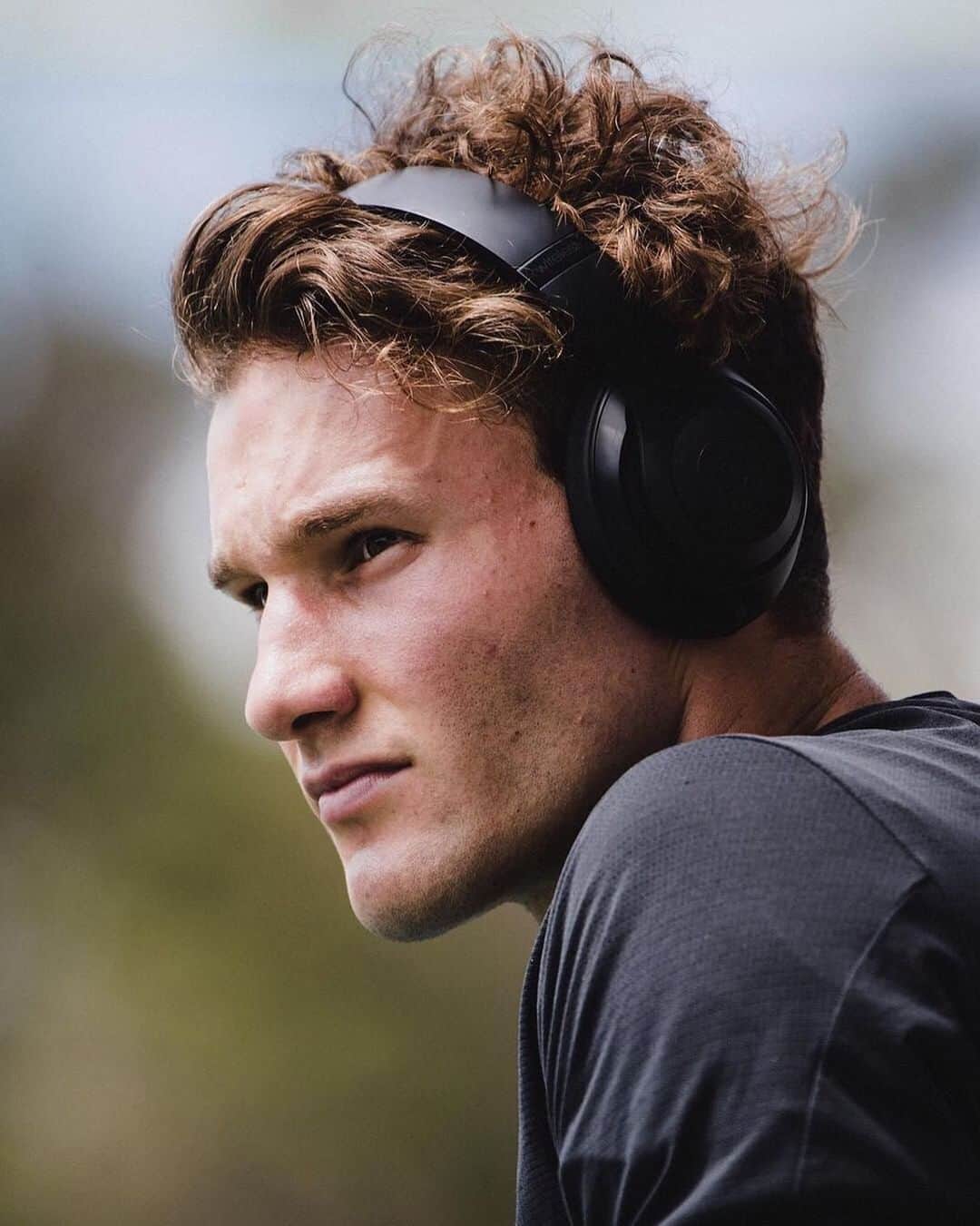 カーティス・マーシャルのインスタグラム：「So now that the 2019 season has come to a close and 2020 is right around the corner, I thought I’d write a little something to update you all on what’s been happening over the past few months. 🙂 To start with there has been a huge change in my coaching team, where @paulburgess79  is now leading the charge for this next chapter. 💪🏼 Also, as some of you may know, I have had to deal with two major injuries throughout this past year. I found out I had sustained a stress fracture in my L5 vertebrae, and a rotator cuff tendon tear in my right shoulder. This was hard news to deal with a few weeks out from beginning my 2019 season. But I had to cop that and re-evaluate and give my body every shot at the big one in 2020. It’s been 5 months now and I’ve worked from ground zero, not even being able to squat body weight, to now starting vaulting TOMORROW! 🥳 It’s been a grind but it’s been valuable in many ways as well! Thanks to everyone who has helped me pull through! I have learnt and I will be back, ready to hit this next 10 months HARD! Let’s get busy, see y’all soon! 😚 #lolvault」