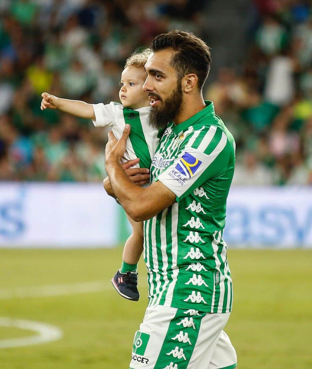 LFPさんのインスタグラム写真 - (LFPInstagram)「THE PANDA & HIS CUB! 🐼👶 • #BorjaIglesias #RealBetis #LaLigaSantander #LaLiga」10月13日 17時31分 - laliga