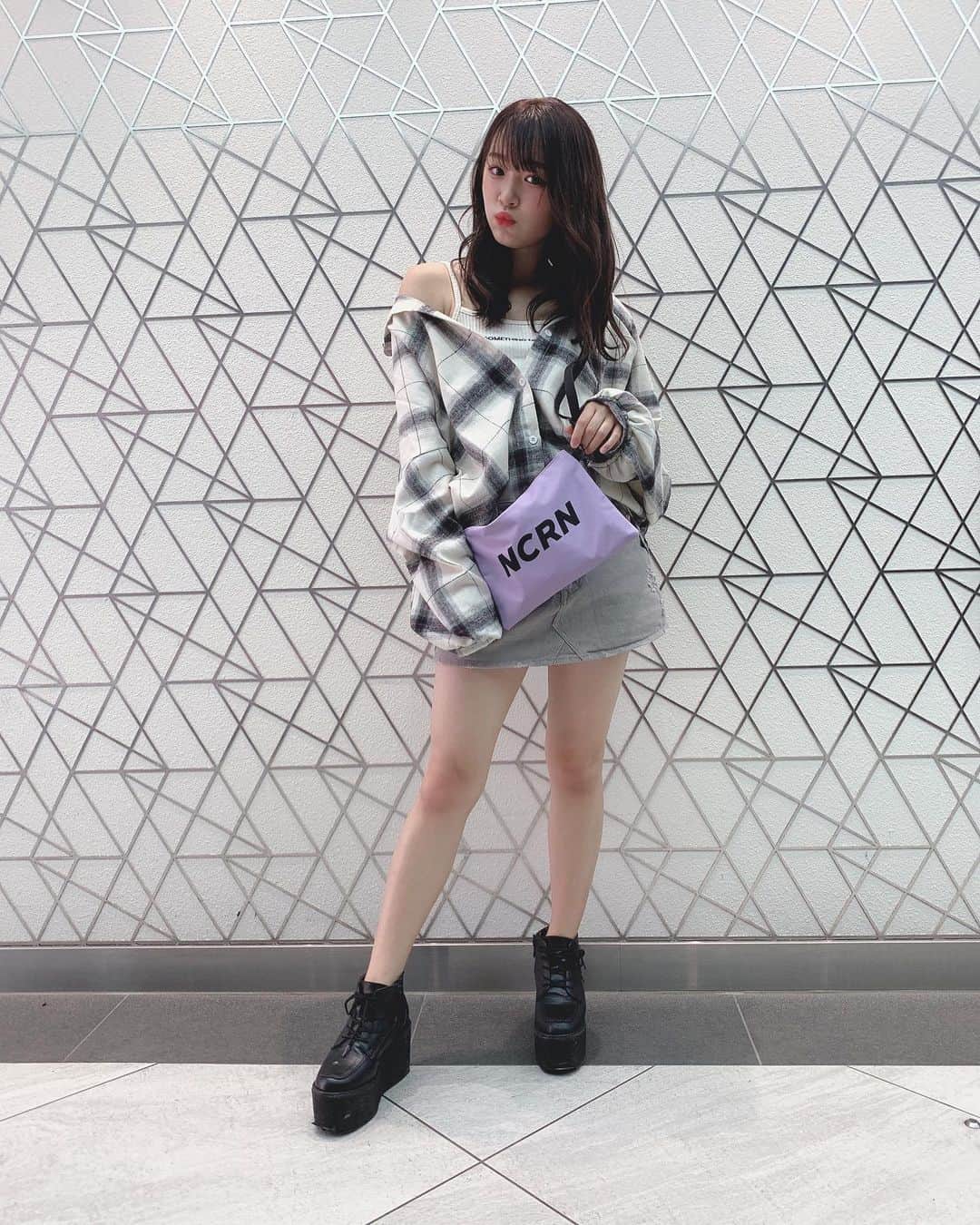 平野夢来（ゆぴぴ）のインスタグラム：「#ゆぴぴこーで 今日のこーででーふ⸜❤︎⸝ タグ付けてあります~⸜❤︎⸝ みんな飛んでみてね~!! ・ ・ ・ バックは今月の付録です!! めっちゃ使いやすいしゆらの好きな紫~⸜❤︎⸝そして大好きなにころんのバックです🤤 バックは黒と紫のセットだけど一緒にも使えるしばらばらでも使える！だから今日は紫かな~⸜❤︎⸝ 中身がいっぱい入るからまじで使いやすいんだよね、あは😹 ぜひ使ってみてね~⸜❤︎⸝ #Popteen#ポップティーン#専属モデル#model#ゆぴぴ#平野夢来#ゆら民#ゆら民共和国#ゆら民らぶ#いいね#見たらいいね#GAL#JC#らすとじぇーしー#Ljc#きょうのゆら#１日１夢 #ゆら民さいこ#💜🐶#中学生#followme#ғᴏʟʟᴏᴡ ᴍᴇ #love you」