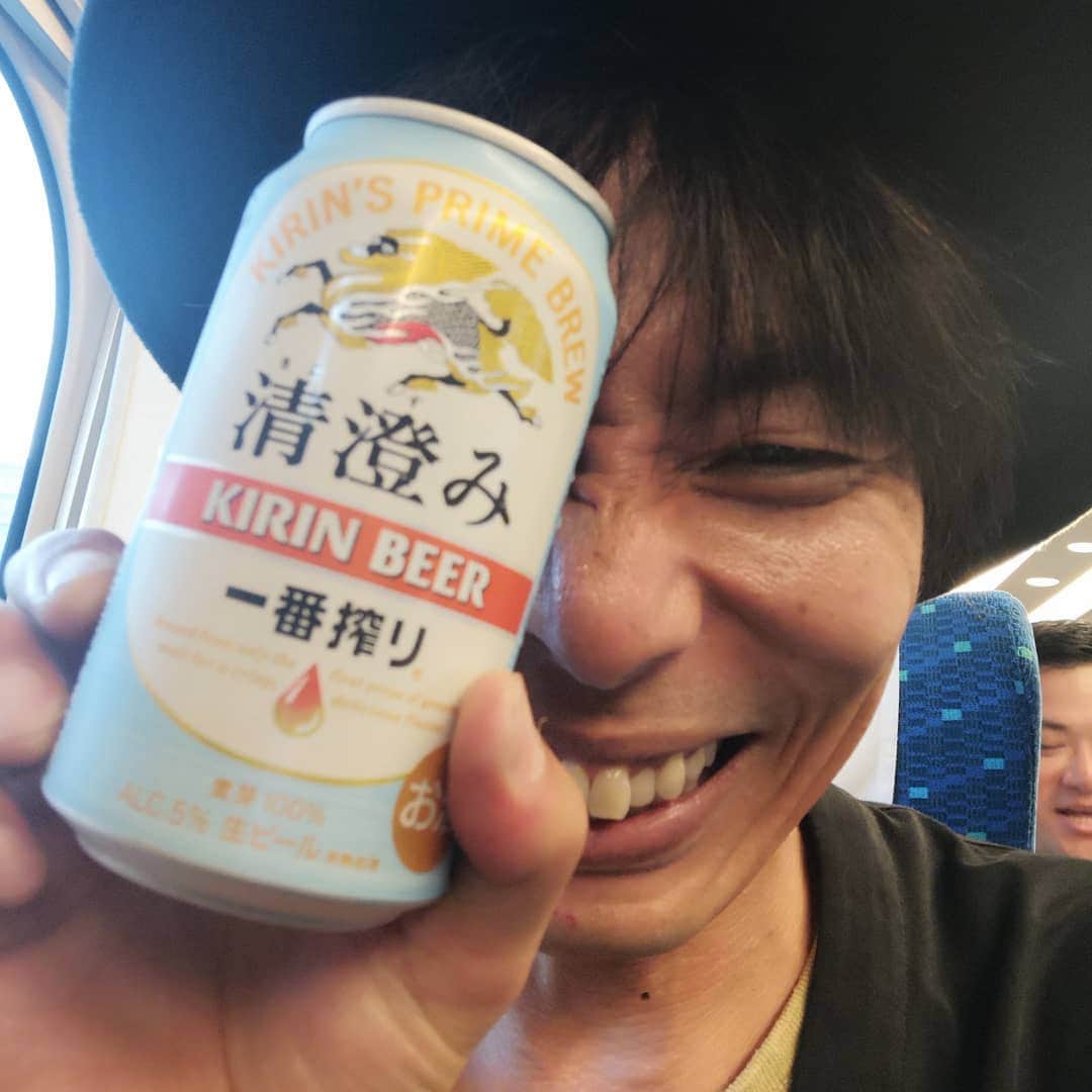 岡田達也のインスタグラム：「からの 2本目と。駅弁。 新大阪なのに、これを買ってしまいました。 日本で一番好きな駅弁なのです。  #新幹線 #駅弁 #品川貝づくし #キリン一番絞り #清澄み #岡田達也」