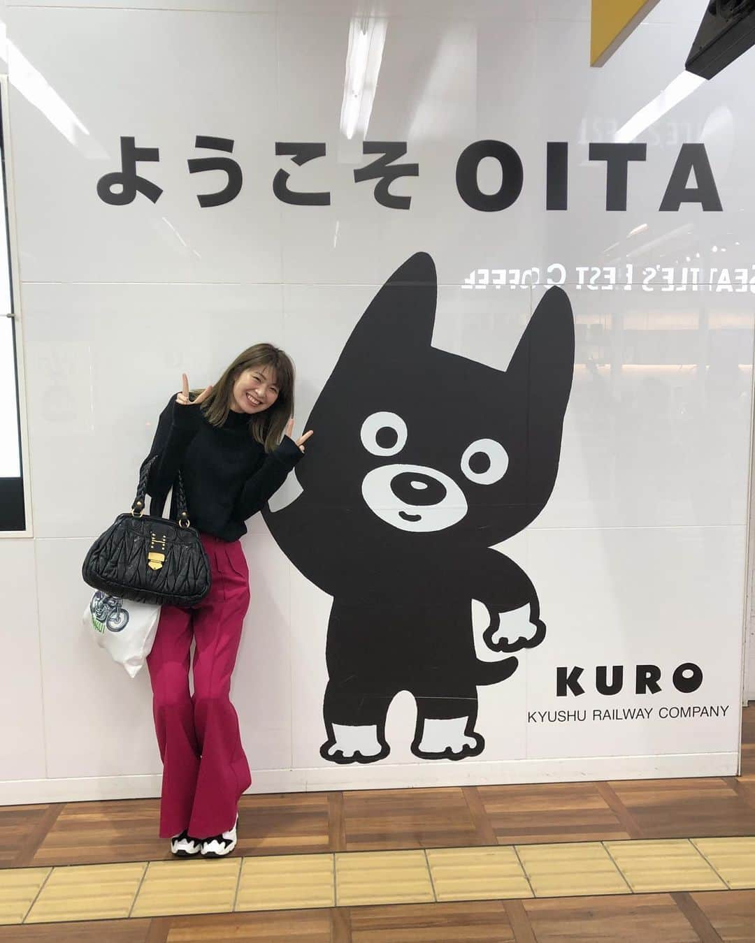 木村沙織さんのインスタグラム写真 - (木村沙織Instagram)「. 初めての大分県☺️🤝 . . トイレの中までKUROだらけ🐶 #大分県 . #今日服気分」10月13日 17時38分 - saoriiiii819