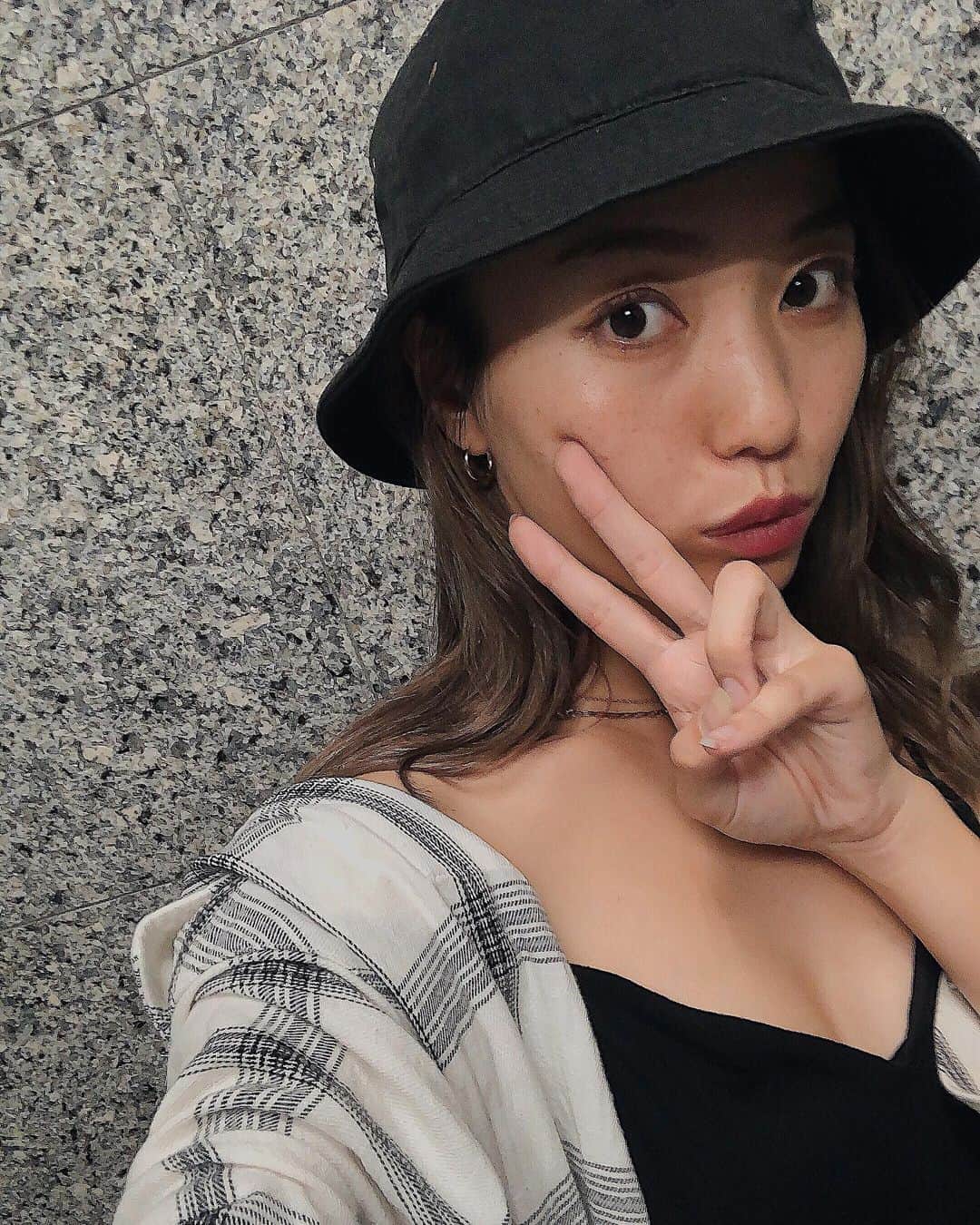 岩崎志保のインスタグラム：「#selfie ✌️ iPhoneアップデートしたらきっと重くなって使いづらくなって新しい機種に変えなきゃいけなくなるだろうと思ってあえてしてなかったんだけど、今朝起きたら強制的にアップデートされていた😇」