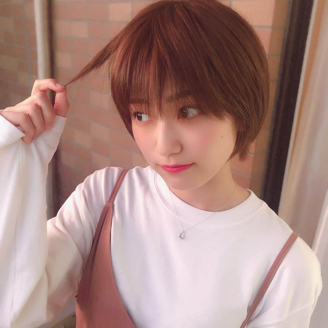 朝日花奈のインスタグラム：「あり？🥺 #ショート女子  #ショートヘア  #ショートボブ #弟に撮ってもらった w」