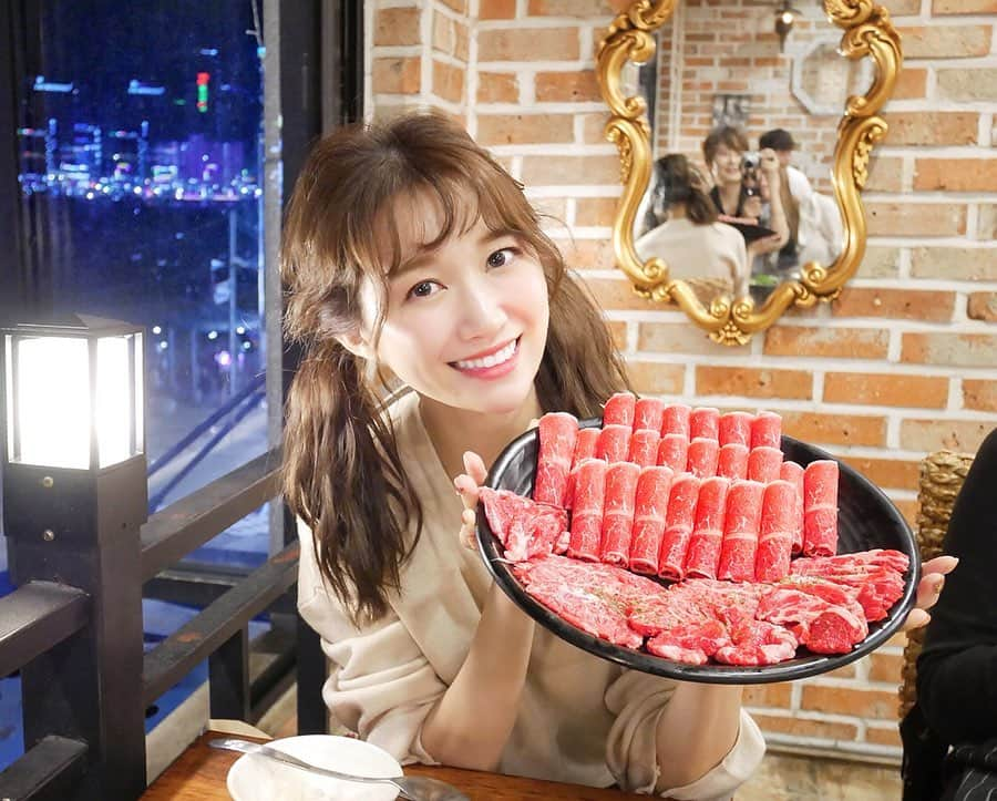 浦野一美さんのインスタグラム写真 - (浦野一美Instagram)「. 初めて、韓国のしゃぶしゃぶを食べました❣️. 真ん中の仕切られたお鍋は 辛いのと、辛く無い味で 左右にある、プレートでは 焼肉をして楽しみます✨ . 韓国の子達は、焼肉がとても上手です！ キムチを焼いたり 食べやすいようにカットしてくれたり、 私は食べるばかり😅本当に感心しました🤔 . 釜山の海を眺めながら みんなで食べて楽しかったな♫ 鏡にお友達が映っています☺️❣️. . 台風直撃という事で、心配のコメントやDMを下さった皆様、ありがとうございました🙇‍♀️ 家族全員無事で、被害は特にありませんでした🥺 .  海外のお友達からも大丈夫？って連絡がきて 有難いなあ...と思います🙇‍♀️. . 被害に遭われた方へのお見舞いの気持ちと、一日でも早い復旧をお祈りしています。 . #韓国 #travel#日本#japan#한국여행 #고맙습니다#friends #trip#불고기#焼肉 #dinner」10月13日 18時04分 - cindy.cinderella