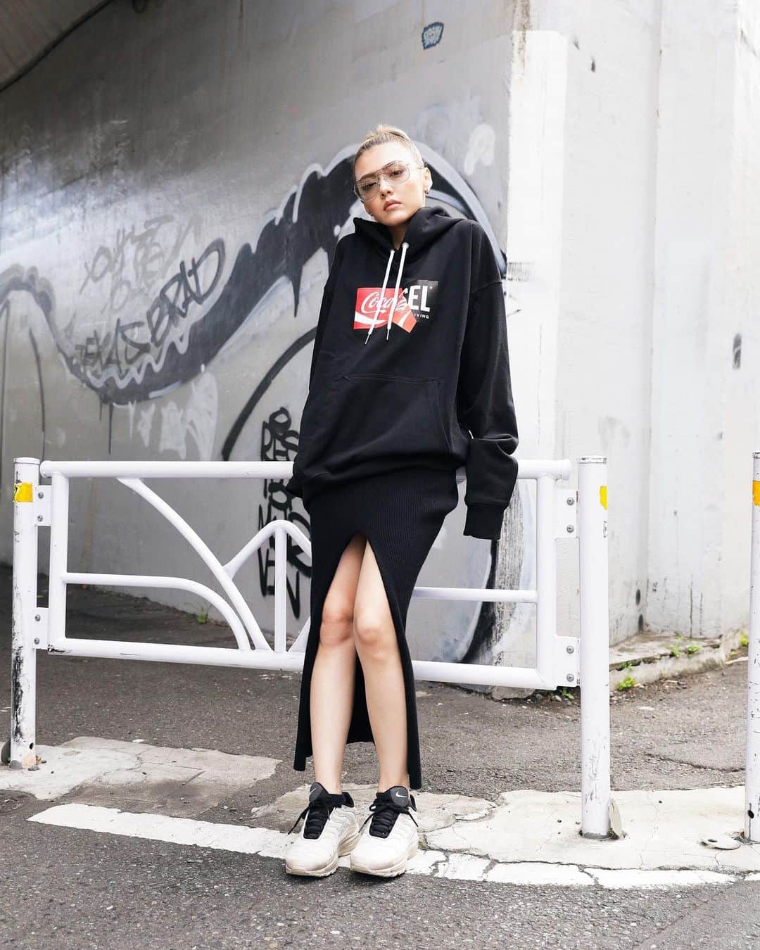 Droptokyoさんのインスタグラム写真 - (DroptokyoInstagram)「TOKYO STREET STYLE Name: @ninaendo_official  Hoodie: @diesel × @cocacola  Skirt: @diesel  #DieselxCocaCola#TheREcollection#pr #droptokyo#tokyo#japan#streetscene#streetfashion#streetwear#streetculture#fashion Photography: @dai.yamashiro」10月13日 18時05分 - drop_tokyo