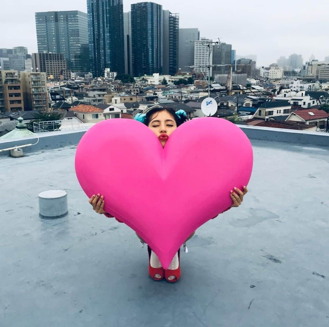 ラブリさんのインスタグラム写真 - (ラブリInstagram)「今年もエリスの @heart_support2019 プロジェクトに参加してます💁‍♀️大切な未来へのプロジェクトだからこそみんなに知ってもらいたいです。  ケニアにあるキベラというスラム街では女性たちが清潔な生理用品を手に入れることができず、代わりに不衛生な古い布や毛布の切れ端を使わないといけない現状。そして様々な感染症を起こしたり、経血が十分に処理できない為制服が汚れてしまう心配や匂いの事でいじめられてしまうこともある為生理中は学校に行くことができず自宅に引きこもってしまったりと色々な問題が起きています。  生理によって起きる症状の個人差。腹痛、量、PMSみんなが違う悩みがある。当たり前のように生理用品を買うことができる環境である日本。もし買うことができなかったら？私達はどうするだろう？  そこで今年も #コンパクトガード のハートプロジェクトをみんなにシェアしています🙋‍♀️ 力になりたい方は、ハートの持ち物と一緒に撮影した写真、ハートを連想させるポーズ、ハートを描いたイラスト、ハートの要素が含まれた画像と#ハートサポート2019 もしくは #エリス or #コンパクトガード を一緒にアップすことでプロジェクトに協力できます！ これはみんなで協力できる参加型プロジェクトです。是非投稿してね！ ※投稿1件につき、トイレットペーパー、下着、生理用品、生理用石鹸、女性教師の雇用、など活動支援に変わるよ！  #ハートサポート2019 #エリス #コンパクトガード  @heart_support2019」10月13日 17時57分 - loveli_official