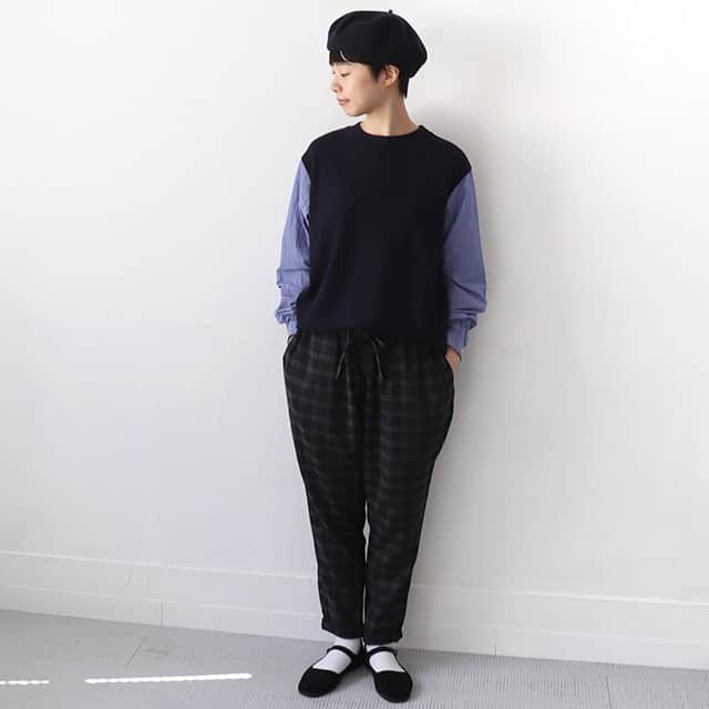 のインスタグラム：「. 自然なドレープと落ち感が美しい「BASISBROEK｜BRAVO -Travel Wool」 . ─────────────────── キナリノアプリでは素敵な情報とアイテムを、 毎日お届けします。 →ダウンロードはプロフィールリンクから ─────────────────── . ゆったりとしたヒップ、そしてワタリから裾に向かってグッとテーパードするスッキリとしたシルエット。 シャツやジャケットと合わせて、キレイめなスタイリングにも使えるリラックスパンツに仕上がっています。 ウエストは、ゴムと紐のイージー仕様で履き心地もラクチン。 カラーは、チェック、スモーキー、ブラックの3色をご用意しています＊ . ▶︎こちらのアイテムはキナリノアプリで販売中！ 「お買いもの」→「インスタグラム掲載」から、インスタグラムでご紹介したアイテムをご覧頂けるようになりました。 アプリを最新版にアップデートのうえ、お買い物をお楽しみください。 . #テーパードパンツ #パンツ #コーディネート #秋コーデ #STRATOBee #BASISBROEK #pants #coordinate #ootd #丁寧な暮らし #暮らし #キナリノモール #キナリノ . https://kinarino-mall.jp/item-32974」