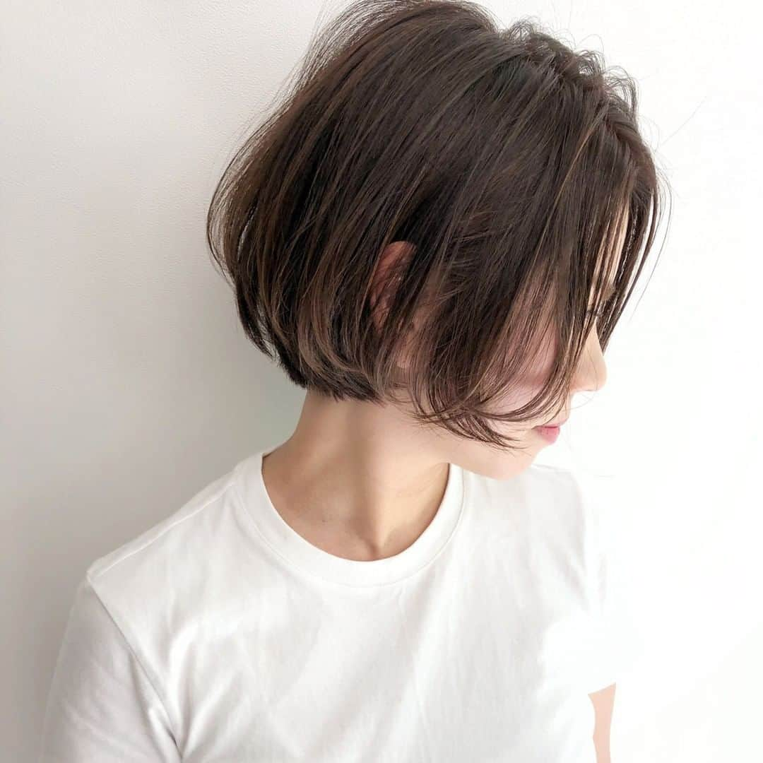 HAIRさんのインスタグラム写真 - (HAIRInstagram)「"先週よく見られたスタイル"第２位！ 毎週日曜日は、先週人気だったスタイルTOP３をお届けします💛 「なりたいワタシ」を叶えてくれるスタイリストは必ずいるっ✨ . ------------------------------------------------ Styling by「中井恵介」 @nakai_keisuke_hair . 🌼The Ect 心斎橋🌼. 大阪府大阪市中央区西心斎橋２－３－２ 御堂筋ミナミビル７F ☎06-6484-5919 定休日：第３月曜日 営業時間：11:00~21:00 ・ ✂メニュー✂. カット3,980円～ ✂ひとこと✂. ☆☆話しやすい空気と楽しい空間作り☆☆カットの違いがわかりやすいショートカットは特に自信があります。年間３０００名程の指名のお客様を担当☆ほとんどの方が５年以上通って頂いている幸せ者です^ ^☆ ------------------------------------------------ #ミニボブ #心斎橋ヘアサロン #心斎橋美容室 #ボブヘア #ボブ #ボブカット #ショートボブ #ボブヘアー #ヘアスタイル #ヘアカタログ #ヘアカラー #ヘアスタイリング #髪型 #美容室 #髮型屋 #髮型設計 #发型 #短髮 #日系髮型 #女生髮型 #女生短髮 #bob #염색 #헤어 #보브컷 #ทรงผม #haircolor #hairstyle #hair #instagood」10月13日 18時01分 - hair.cm