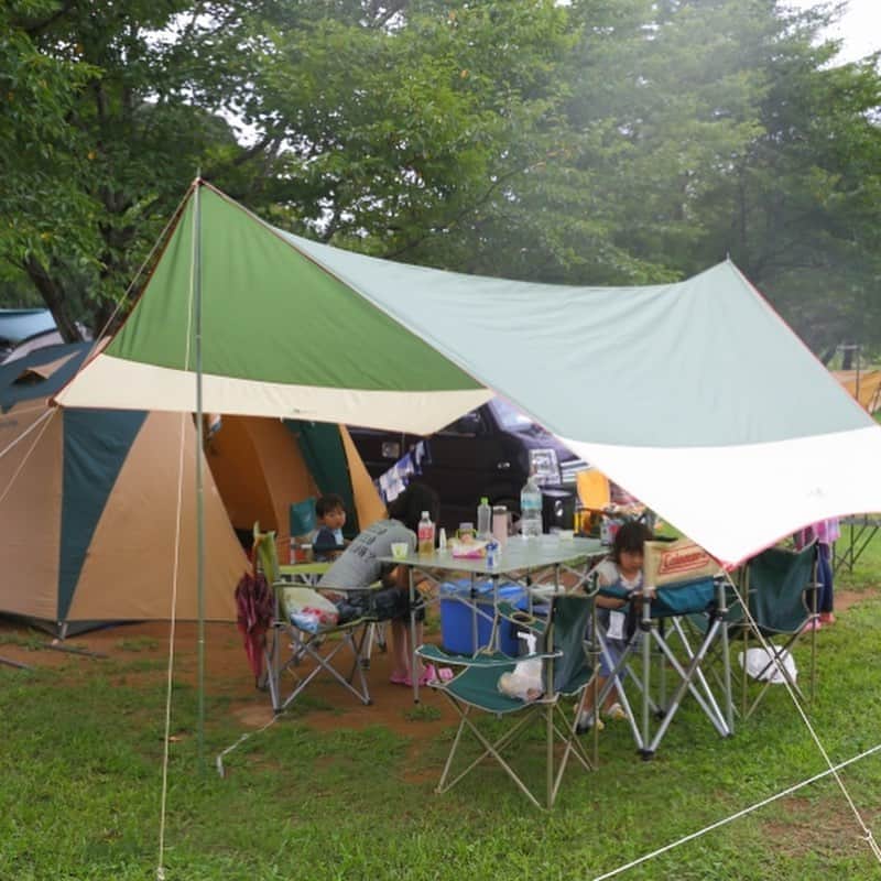 キャンプ情報サイト［ランタン］さんのインスタグラム写真 - (キャンプ情報サイト［ランタン］Instagram)「CAMP SMILE STYLE ／ キャンプで子供にアウトドアの経験を。 みんなで食べる食事は最高！ ＼ いろんなキャンパーのキャンプスタイルを現地取材と一般キャンパーからの投稿で数多く掲載してます。 . . 詳しくは @lantern.camp  webサイトをご覧ください . . #camp #camping #outdoor #travel #trip #lantern_smile #nature #キャンプ #キャンプ用品 #アウトドア #テント #自然 #旅行 #キャンプ初心者  #キャンプ好きな人と繋がりたい #コールマン #ノースイーグル #スクリーンキャノピージョイントタープ #タフワイドドーム #ファミリーキャンプ #ファミキャン #成田ゆめ牧場ファミリーオートキャンプ場」10月13日 18時10分 - lantern.camp
