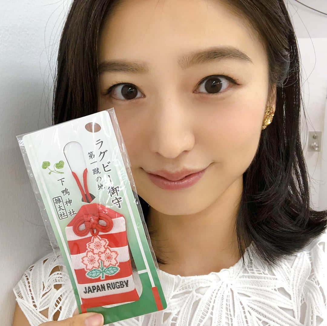 のインスタグラム：「日本vsスコットランド戦まで あと2時間を切りました…！ 朝から何も喉を通らず、 文字を書く手も若干震えています😂 この4年間の集大成ともなる一戦！ あー本当に緊張します。 . 先週日曜日は有楽町会場を担当していたのですが、 中川家さんに引き続き、 4年ぶりにラグビージャーナリストの 村上晃一さんとも再会出来ました😌✨ 写真3.4枚目は4年前の大会前の決起イベントで。 その日はたまたま私の誕生日だったので 恐縮ながらケーキでお祝いしていただき、 誕生日にラグビーのお仕事なんて最高のプレゼントだなぁと胸が熱くなったのを今でも覚えています。 さぁ！！！ 下鴨神社で買ったお守りを手に日本の勝利を🇯🇵🙌🏻⭐️ #念願のベスト8 #試合前から泣きそう #rwc2019 #ラグビーワールドカップ2019」