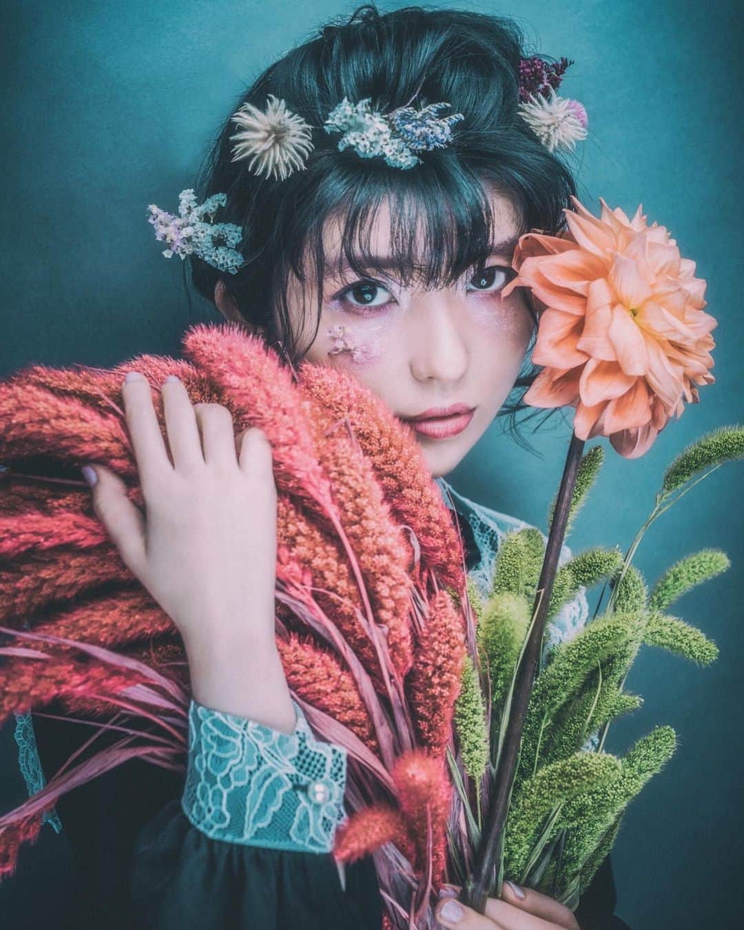 東雲れいかのインスタグラム：「🥀last There are not any fixed styles. . . . . . . . . #good_portraits_world  #girls #instagood #fashion  #flower #pics_jp #japanesegirl #topportraits  #portrait #portraits #東京センチメンタル #japanesegirl #ウルフカット #hairmake #makeuptutorial #自由花 #生け花 #idol #model  #泳装 #照片 #粉我 #我的最愛 #赞 #好吃 #时装 #漂亮  #그라비아 #수영장 #섹시」