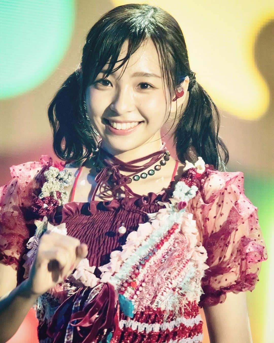 のインスタグラム：「神宿の5周年記念の幕張メッセワンマンLIVEのスタイリング衣装を担当させて頂きました！❤️💙💛💚💗(グリズリー🐻に引き続き有難うございます🙇🏻‍♀️✨) 一ノ瀬みかちゃんからLIVE写真、オフショットなど上げていきます❤︎❤︎❤︎ 赤色担当のセンターなのでみかちゃんだけちょっとスカート丈短めにしてます❣️🍓真っ赤すぎないラズベリー色🍓全力で美少女〜😭 #神宿 #一ノ瀬みか」