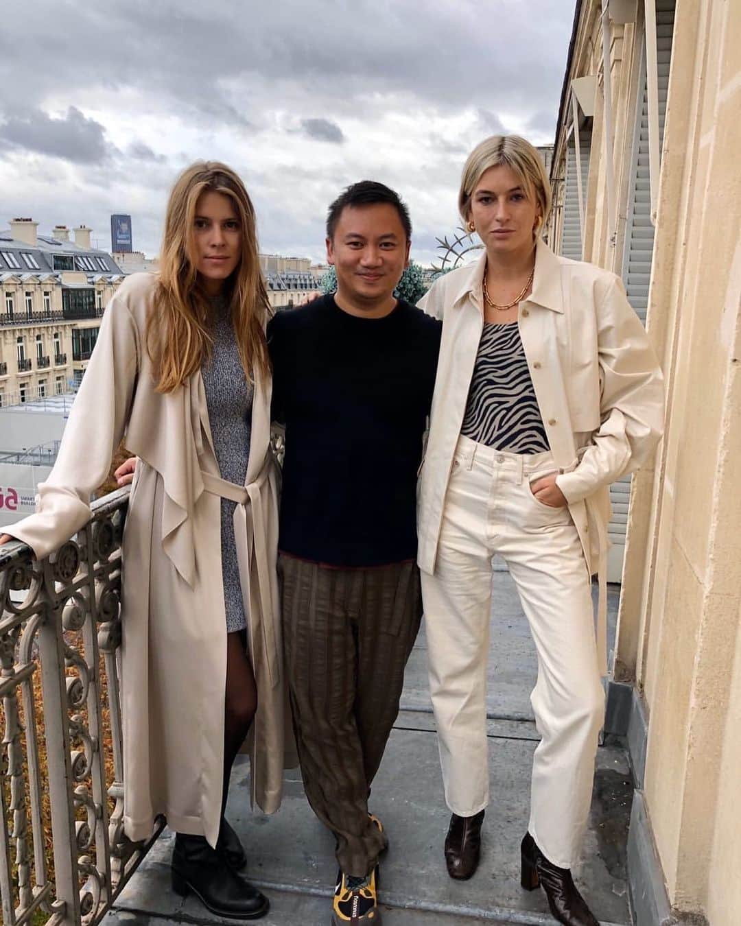 Camille Charriereさんのインスタグラム写真 - (Camille CharriereInstagram)「Tune into the latest episode of @fashionnofilter. In « Streetstyle is dead. Long live Streetstyle! » we sit down with one of the reigning Kings of the genre @tommyton who last year gained a new title as Creative Director of @deveauxnewyork. Tap the link in my bio to get the scoop on Tommy’s new career, and hear our special PFW roundup.」10月13日 18時30分 - camillecharriere