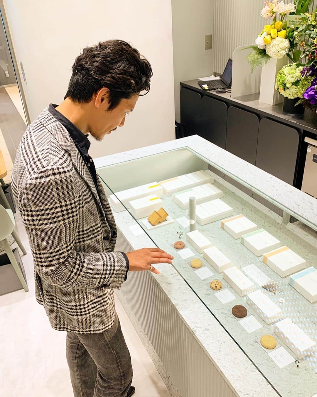Shuhei Nishiguchiさんのインスタグラム写真 - (Shuhei NishiguchiInstagram)「"Ingesting nature is about cherishing myself." 自然なものを摂取すること、それは自分自身を大切にすること。 ・ ・ #cadeaunature #カドーナチュール #渋谷ヒカリエ1階 #organic #organicfood #instafashion #picoftheday #follow #sartorial #sartoriale #dapper #trend #influence #gentleman #bestoftheday #spezzatura #ootd #outfitmen」10月13日 18時23分 - shuhei_nishiguchi