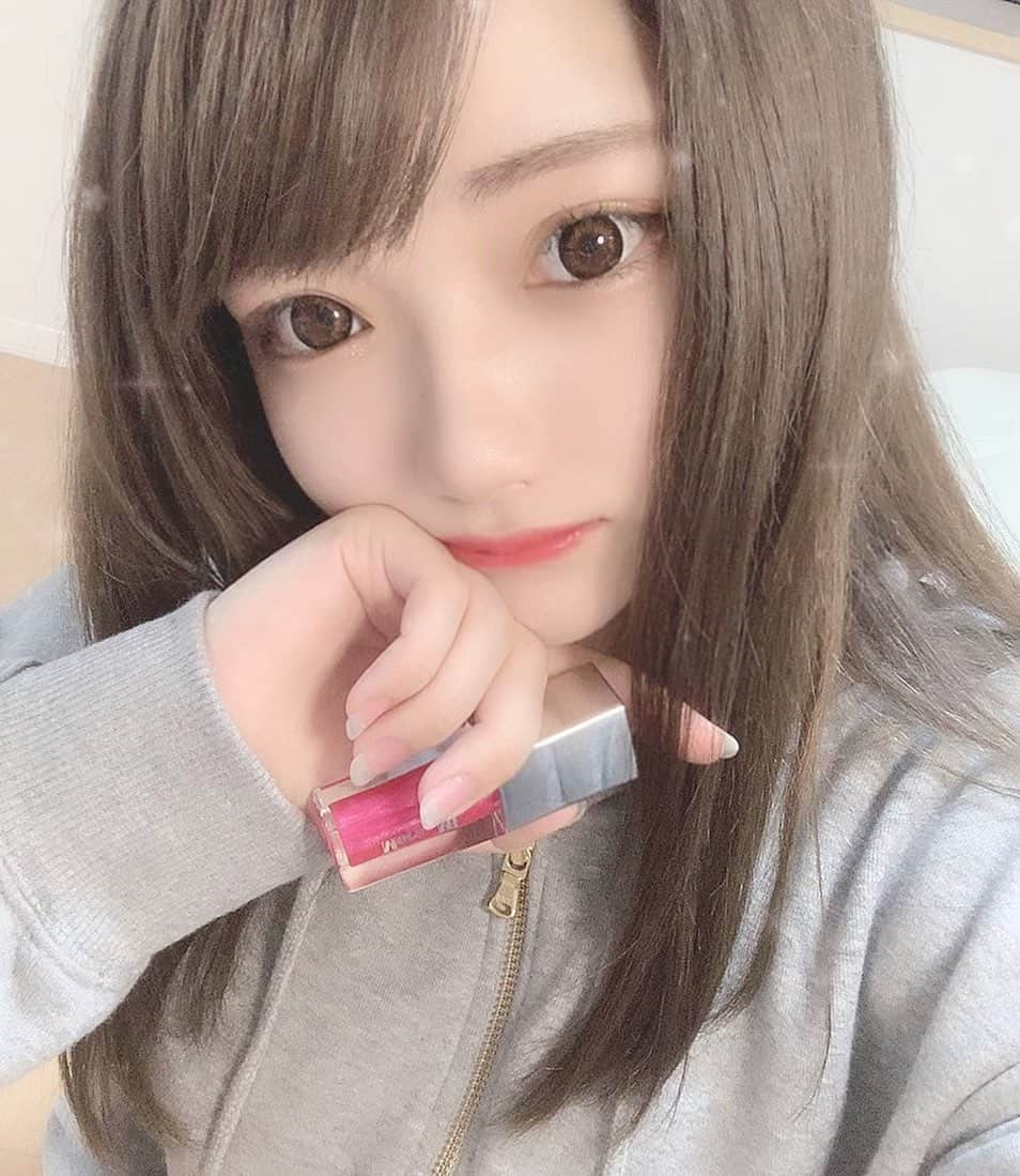 中明佑里花さんのインスタグラム写真 - (中明佑里花Instagram)「リップはマットよりもぽってりぷるツヤが好きなんやけどMore..meのリップグロスが最高すぎる😣♡ トウガラシエキスが入ってるからハリツヤupで美容液にもなってるの。強い(T꒳​T )💗 しかも偏光パールがこれまたドツボすぎる💄 最近発売したみたいだから見てみてね‪︎❤︎‪ http://more-mi.com/ #モアミーバイモモ #moreme#リップグロス#lipgloss#instagood #instalike#instafashion#cosmetics#selfie」10月13日 18時26分 - yurika__0306