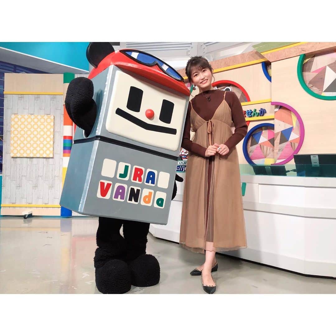 のインスタグラム：「#グリーンチャンネル #VANで勝ち馬さがしてみませんか  今日もありがとうございました🥰 台風の影響で土曜の放送は中止となってしまいましたが… 今日は通常通りの生放送でお送りしました！ ⁑ 衣装は👉 @andemiu_official ⁑ 阪神負けとる😭😭😭 なんとか逆転してや‼️ ⁑ ⁑ ⁑ #再放送もぜひご覧ください #競馬 #競馬番組 #競馬予想  #衣装 #コーデ#コーディネート #秋コーデ #ブラウンコーデ #ヘアメイク #美容 #ヘアアレンジ  #andemiu #アンデミュウ #coordinate #ootd #umajo #阪神タイガース #阪神ファン #まりなる #津田麻莉奈」