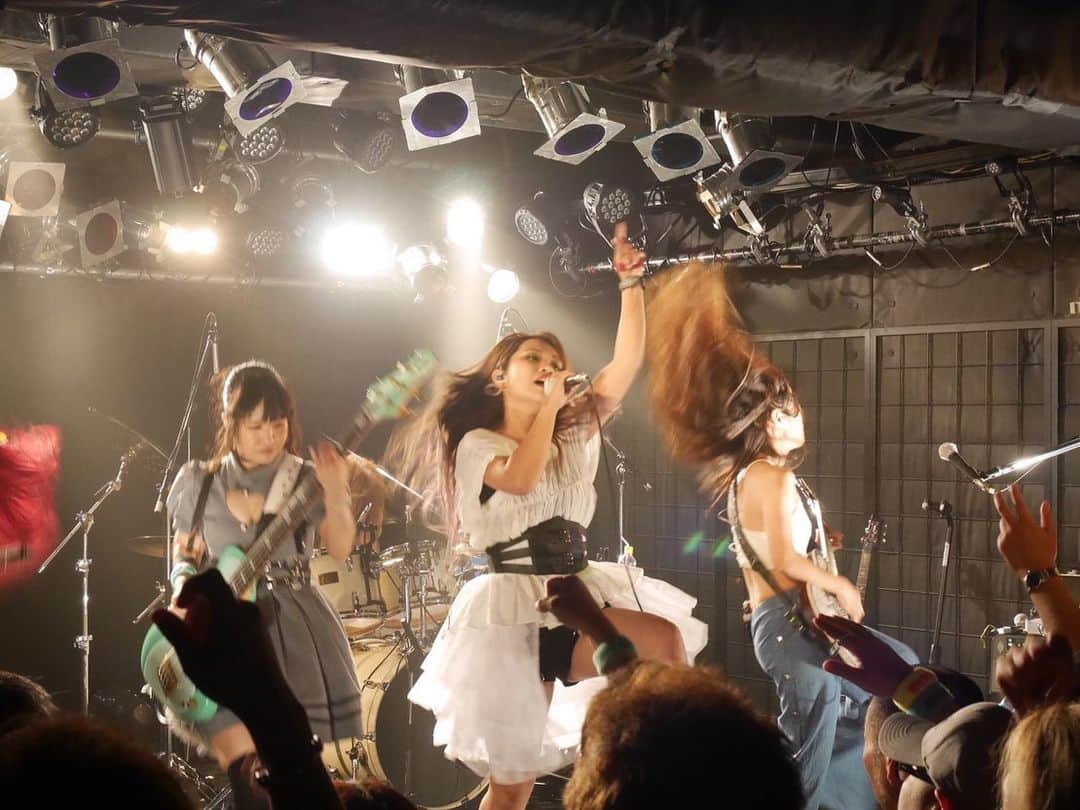 R!Nのインスタグラム：「四国突入！高知 X-pt. でした！  さすが故郷四国、本当に暖かい！ 楽しそうな表情が前から後ろまでずっと並んでいて、ホッとする気持ちで歌うことができました。  耳中のトラブルでずっと音が途切れ途切れで集中力が切れそうになりながらも、最後までやり遂げられました。  ハイタッチ会も温かい言葉をかけてくださり、本当にありがとうございます。  各地で台風被害のある状況下でお越しいただきまして、ありがとうございました。そして来れなかった皆様も、ありがとうございます。それぞれの場所へ届くように、と願いを込めて歌っていました。  皆さんのご自宅、地域は大丈夫でしたか？ 無事を祈っています。  #高知 #四国 #kochi #metal #メタル #嬢メタル #tour #typhoon #hagibis」