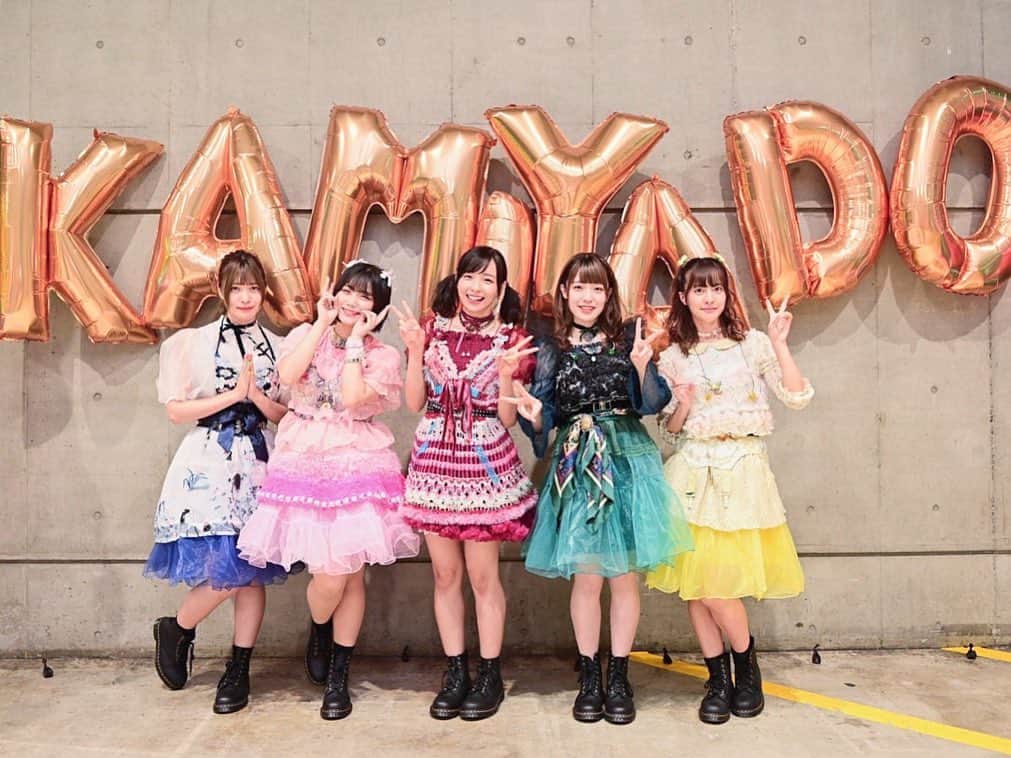 のインスタグラム：「スタイリングは、幕張メッセなので引きで見ても目立つように王道アイドルなボリューム感でpopに！縷縷夢兎組み合わせつつ、かつ神宿的清楚な丈感で組んでます✨ 純粋で全力でパワーが漲ってて良い子でみんなの笑顔が最高でLIVE観ながら泣きました😭これからの神宿の躍進も楽しみ💝✨✨ #神宿」