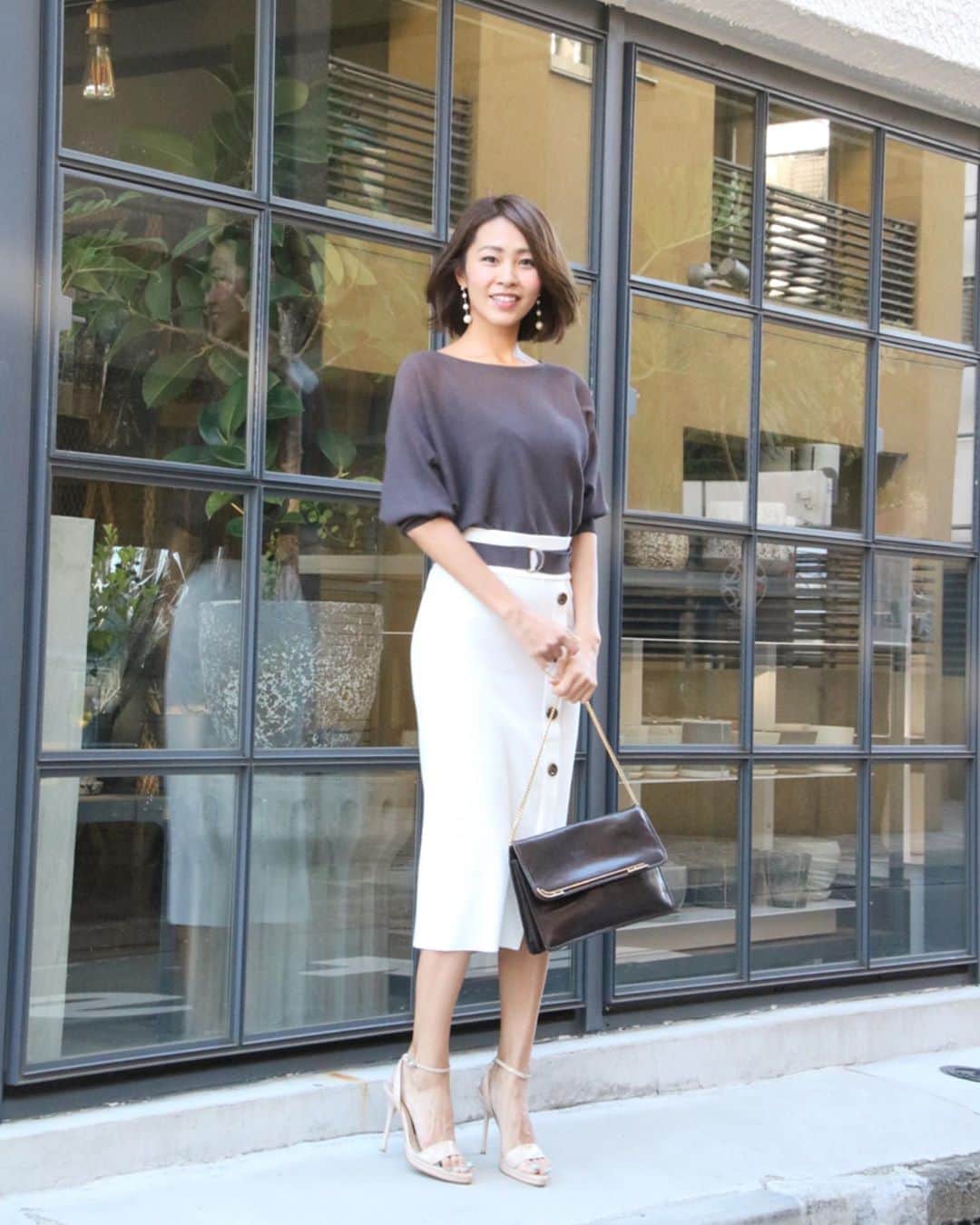 のインスタグラム：「質問あったので。 この前の宣材撮影のとき着てたセットアップはこれです。 @mystrada_official のです。これは間違いなく『買い』だと思ったので得意の二色買いしました👗セットアップだけじゃなく別々に使えるし、ニットは前後ろどっちも着れるし👍162cmでSサイズ着てます。ちなみに写真は一切加工してないのに着たまんまな感じです。ベルトがあるから寸胴な私でもウエスト細く見える。 . それにしてもいつもそうなのだけど、どの写真を1枚目にすれば良いのか本当悩む… . 自己満かもしれないけど、筋トレ成果で後ろ姿が前よりだいぶマシになった気がするのだけど、どうでしょうかね？🤔💭 . #fashion #mystrada #アラフォーコーデ #きれいめコーデ #大人女子　#大人女子コーデ #セットアップ #ニット」