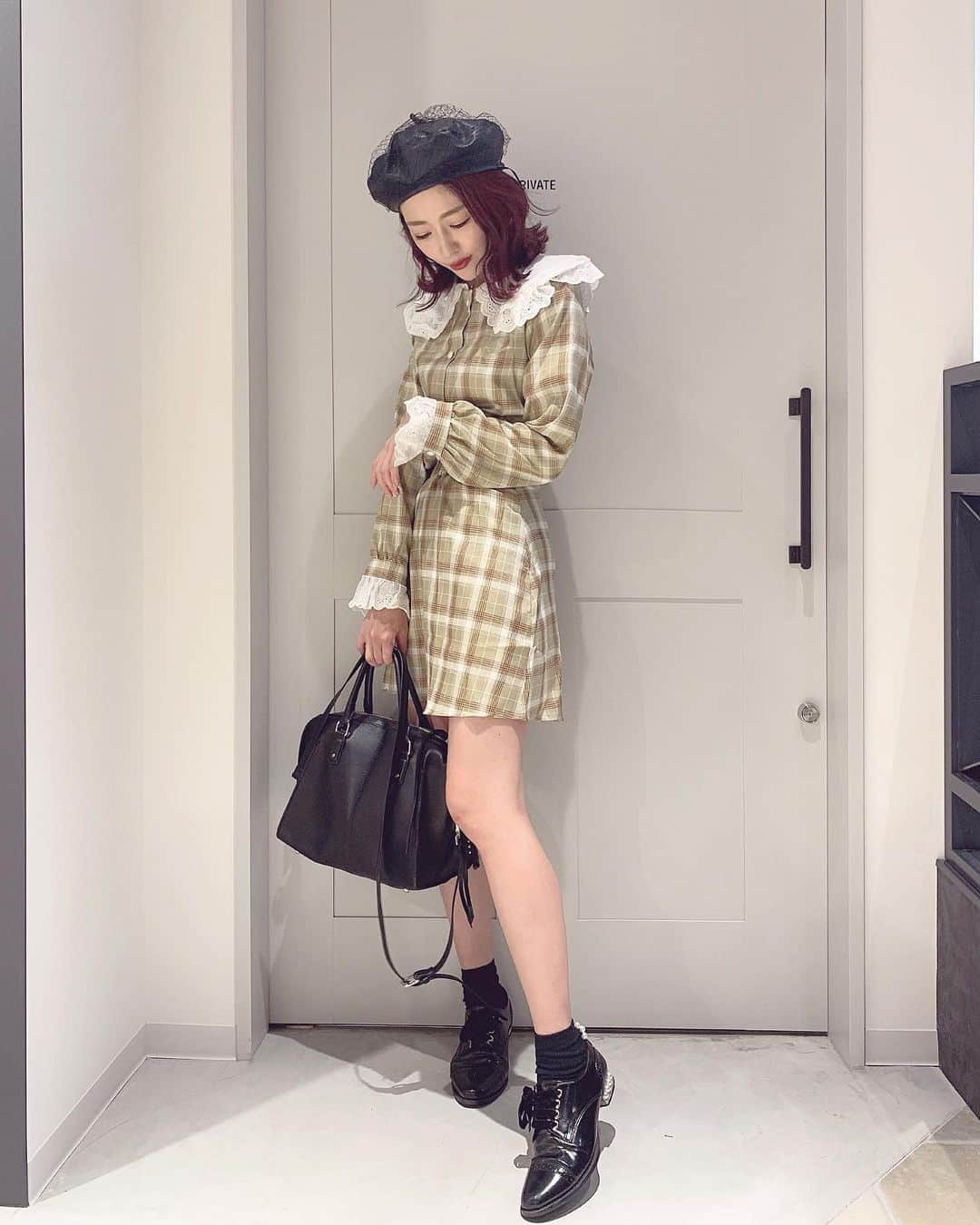 のインスタグラム：「台風が過ぎてぴーかん照りの日。☀️ ⠀ 秋といえばチェックだよね..❤︎⠀ ⠀ setup @millea_official_  bag @zara  #カジュアル#チェックコーデ#160cm以上コーデ#セットアップコーデ#코디룩#코디그램#소통#소통해요 #코디네이트#코디#코디스타그램#베이지#베이지코디#데일리코디」