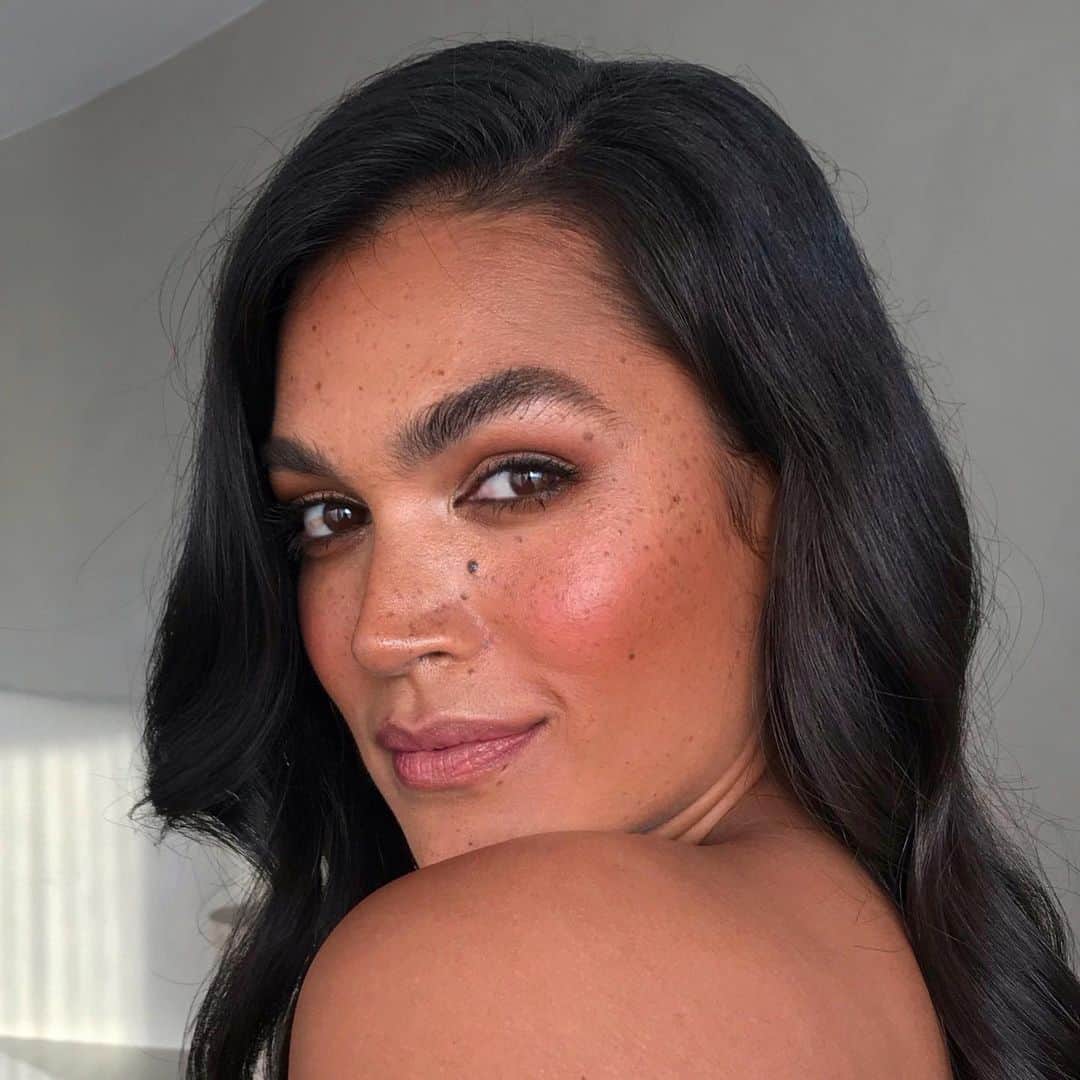 Ania Milczarczykのインスタグラム：「@jenniferatilemile from a beautiful day with @forevernew_official Hair by @jaydeturnerledwidge」