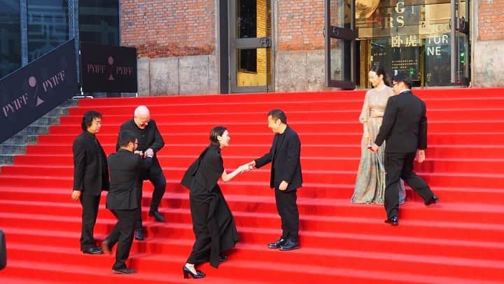 三吉彩花さんのインスタグラム写真 - (三吉彩花Instagram)「第3回平遥国際映画祭  紀伊宗之プロデューサーと清水崇監督と🐕  ジャ・ジャンクー監督にもお会いすることが出来ました！  日本では2020年2月  お楽しみに☺️ #平遥国際映画祭 #犬鳴村 #清水崇監督 #ジャジャンクー監督  dress: @yohjiyamamotoofficial  shoes: @sergiorossi accessory: @swarovski」10月13日 18時45分 - miyoshi.aa