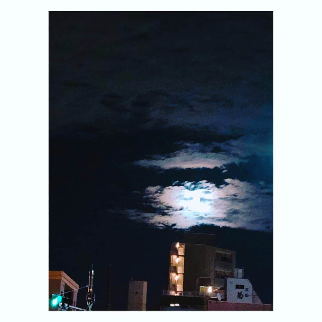 望月理恵さんのインスタグラム写真 - (望月理恵Instagram)「満月🌕 (正確には明日ですね。) ちゃんと撮れてないけど😆 雲に隠れている感じも素敵です。  そして、 出かけてる間に、、 巨人日本シリーズ進出やりましたね。  台風に地震、、 怖かったですね。 被害に遭われたところもたくさんありましたね。。 自然は美しく、怖い 心よりお見舞い申し上げます。 #巨人#王手 #日本シリーズ #空はつながっている #ラグビー日本代表頑張って！ #がんばれ日本」10月13日 18時45分 - mochiee28