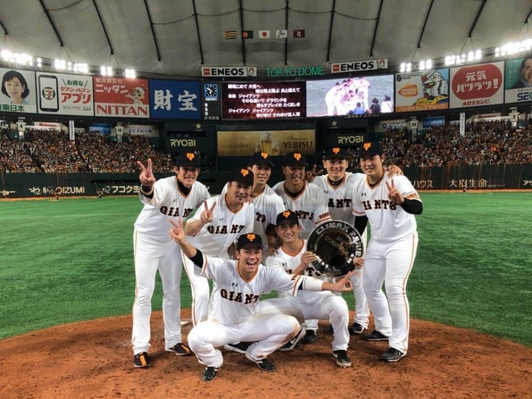 元木大介のインスタグラム：「クライマックス優勝出来ました🏆 皆さんの応援と選手みんなの力です。 日本シリーズ頑張ります。 #元木の一言  #元木大介 #日本 #japan #プロ野球 #野球 #読売ジャイアンツ #ジャイアンツ #巨人 #giants #baseball #陽岱鋼 選手　#坂本勇人 選手 #小林誠司 選手 #大城卓三 選手 #丸佳浩 選手　#岡本和真 選手 #中島宏之 選手」