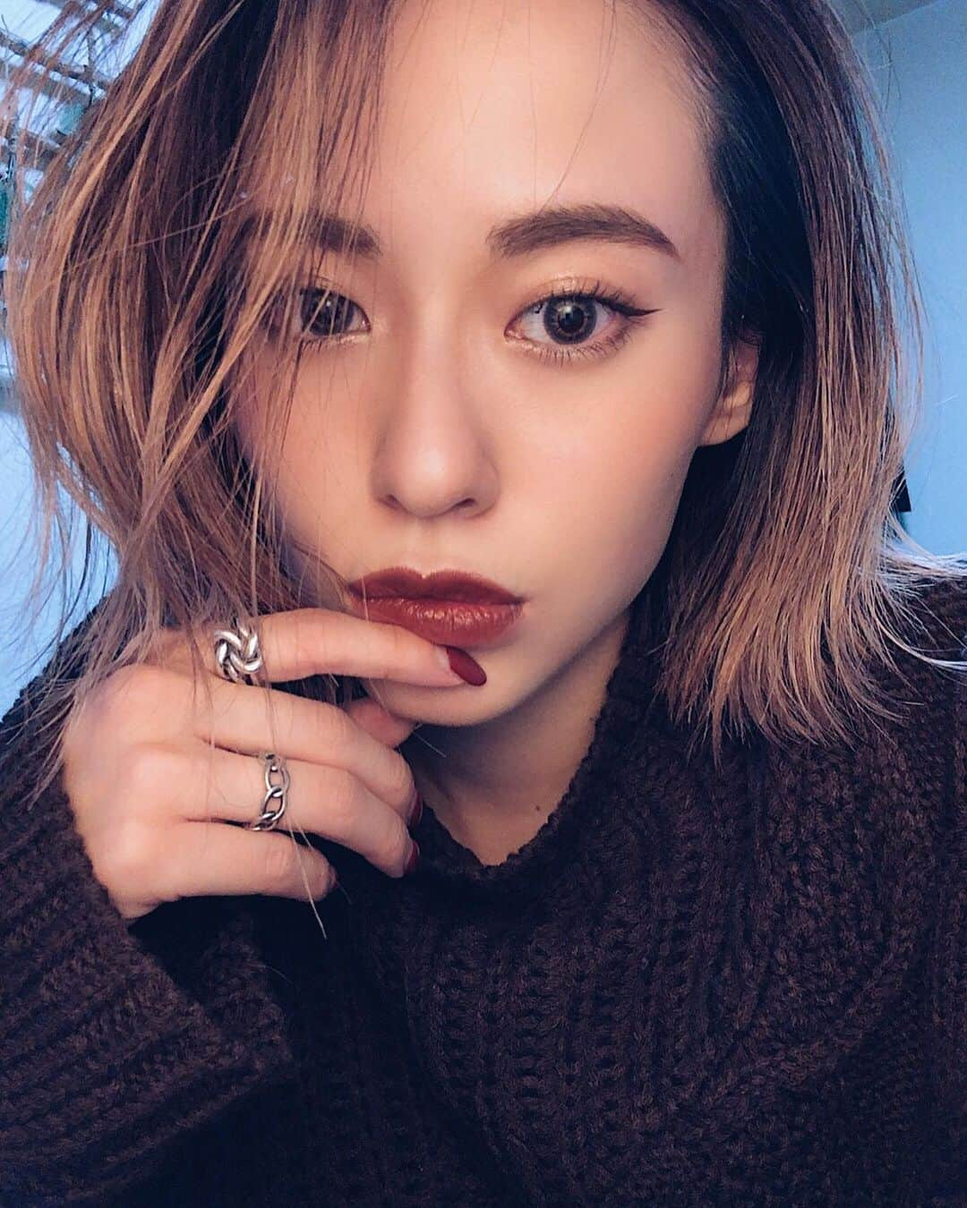 関本香里さんのインスタグラム写真 - (関本香里Instagram)「ㅤㅤㅤ 久々に新しいLipを調達したよ〜 MACの#DGAF 新作のリップ💄 以前、MACのスタッフですっていって オススメのDMしてくれた方がいてそれで決めた💕 (DM返せないので返信出来ず御免なさい😔) 秋冬にぴったりの色でとってもいい感じ！ ㅤㅤㅤ そして、さっきストーリーでなにが 見たいかの質問も沢山答えていただき ありがとうございます！ やっぱり秋メイクって回答が多かったので このメイクの動画作りましたので また後程でIGTV載せるのでよかったら見て下さい✨」10月13日 19時13分 - kaori_sekimoto_