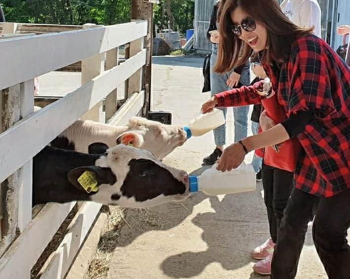 ユソンさんのインスタグラム写真 - (ユソンInstagram)「딸 친구들과 함께 한 #낙농체험 🐄 덕분에 저도 좀 즐겼어요ㅎㅎ  #딸하나뿐인가족넷 #잘노는모습만으로도행복  #엄마아빠도덤으로즐겼네  #친구들이랑놀면참편해용ㅋ」10月13日 19時23分 - yoo_sun0129